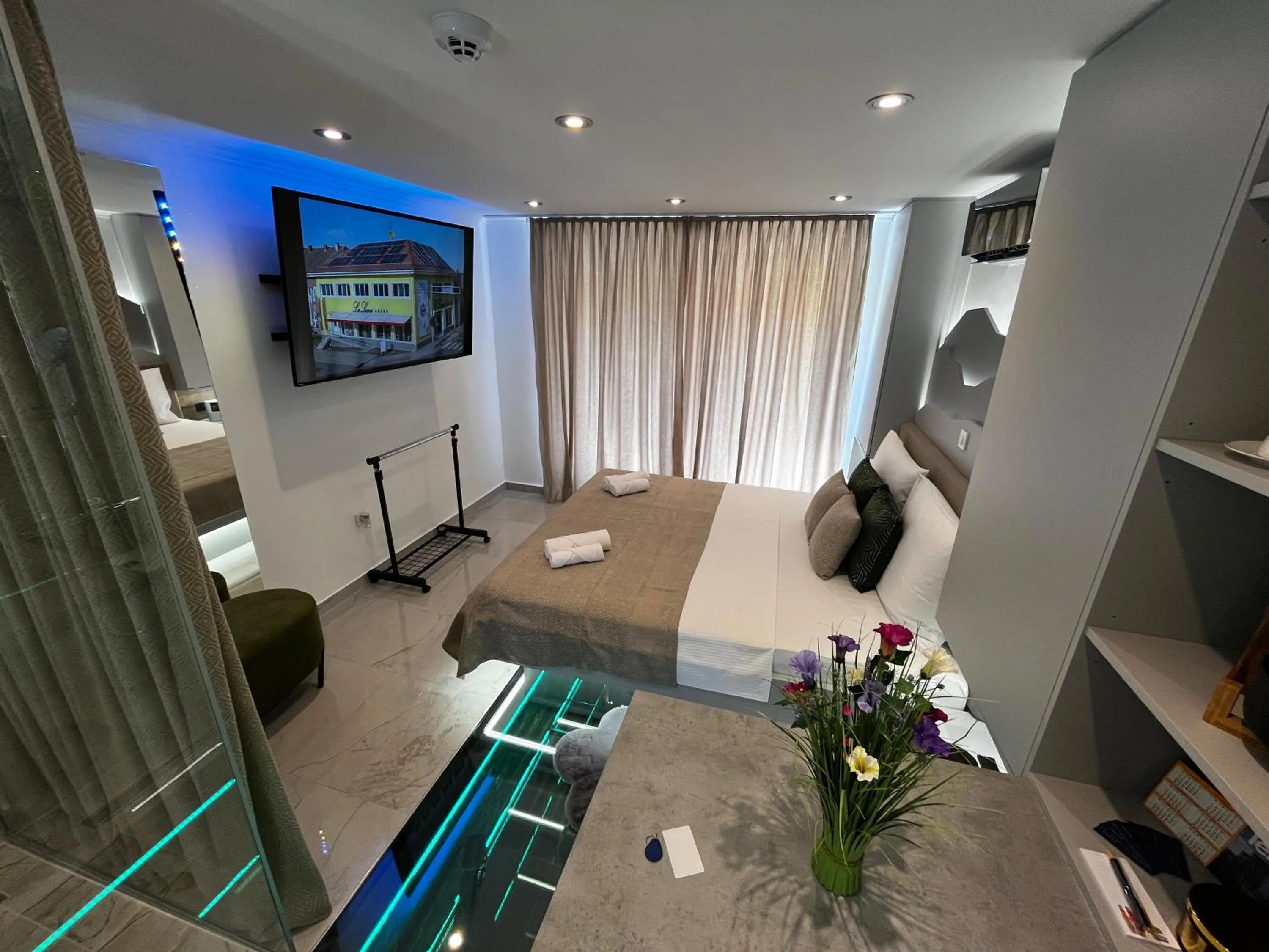 Bed in La Luna Petite Suite Deluxe Apartment with Pool & Jacuzzi, Bikes and Covered Parking