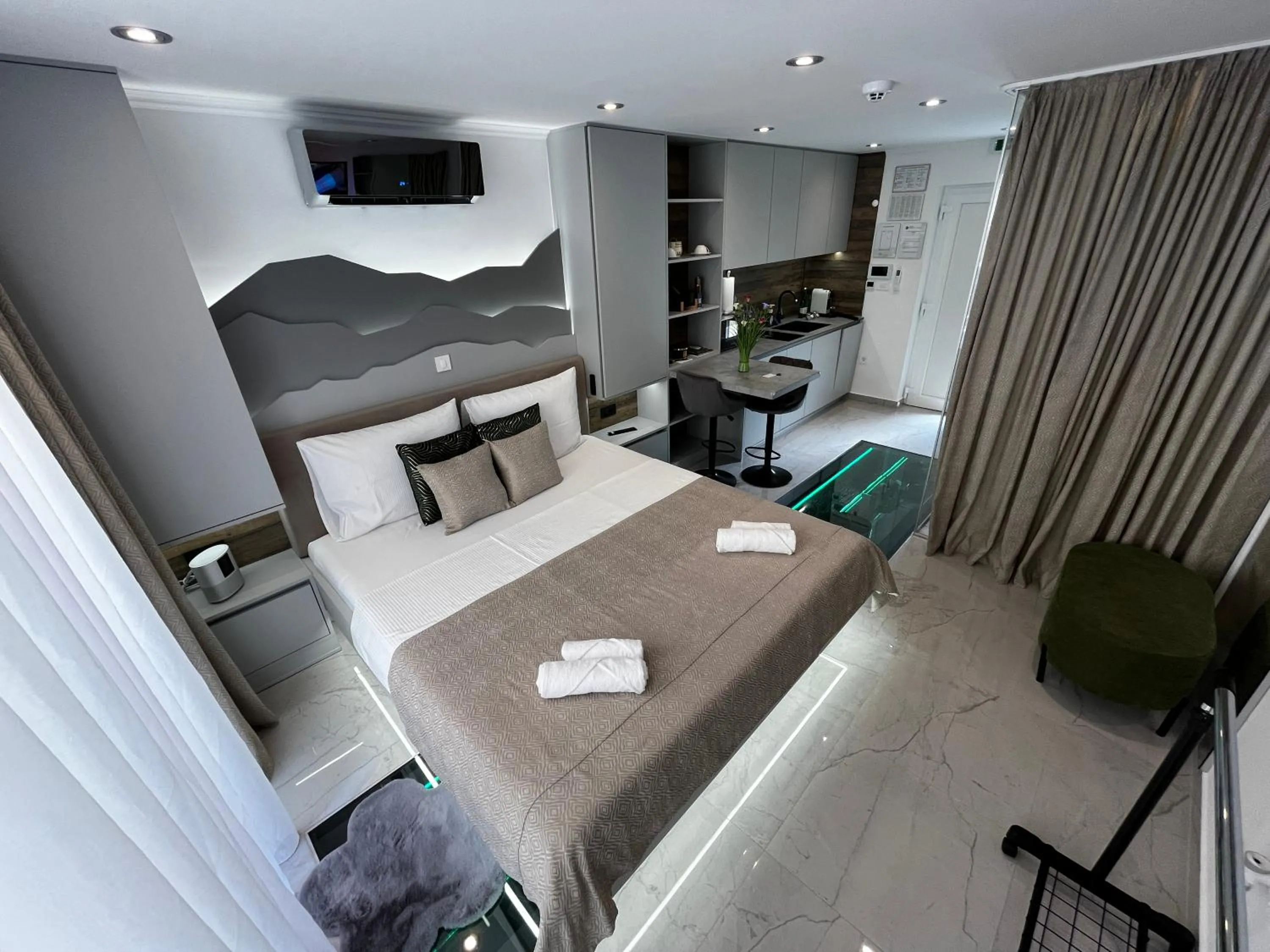 Bed in La Luna Petite Suite Deluxe Apartment with Pool & Jacuzzi, Bikes and Covered Parking