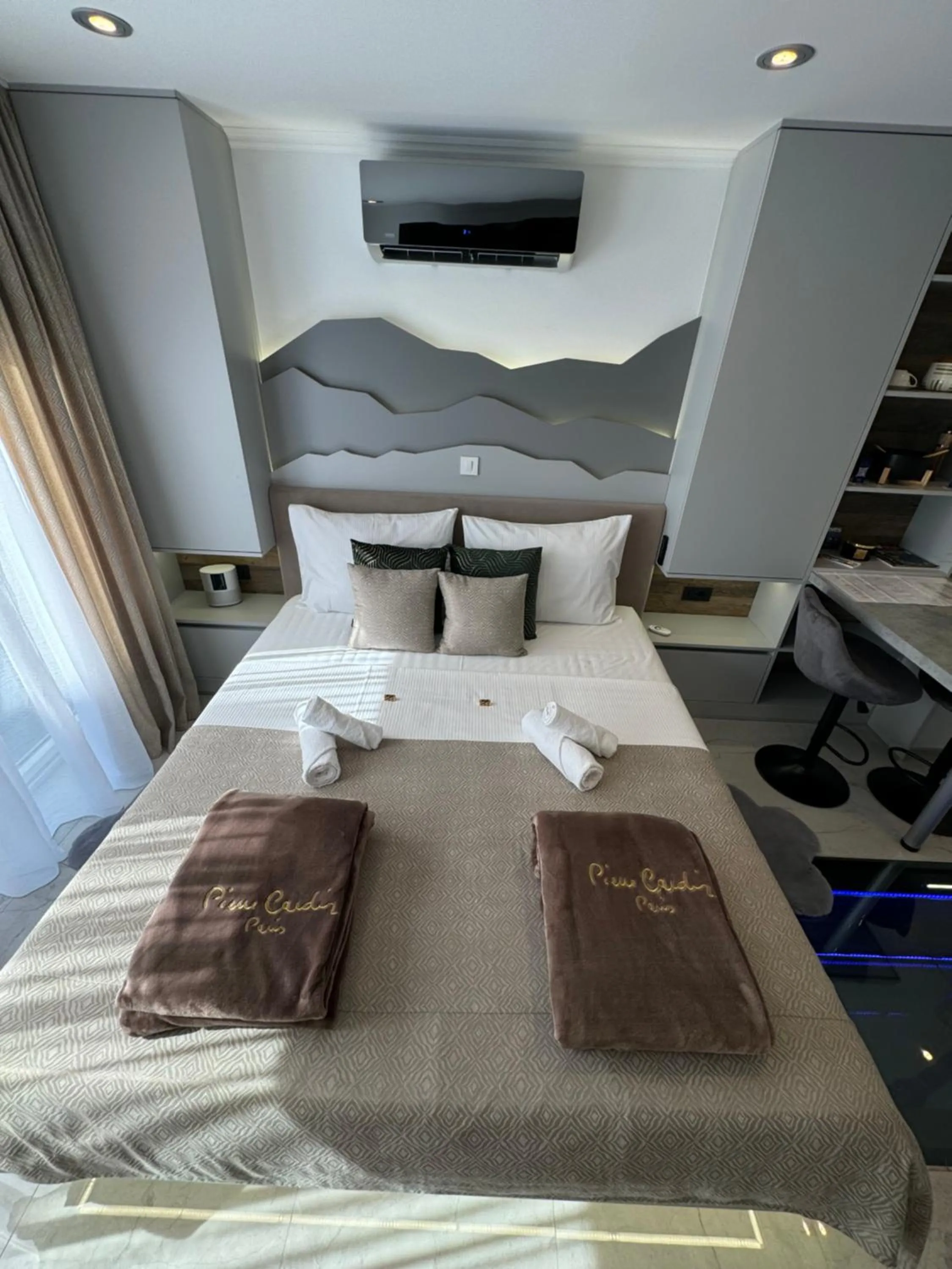 Bed in La Luna Petite Suite Deluxe Apartment with Pool & Jacuzzi, Bikes and Covered Parking
