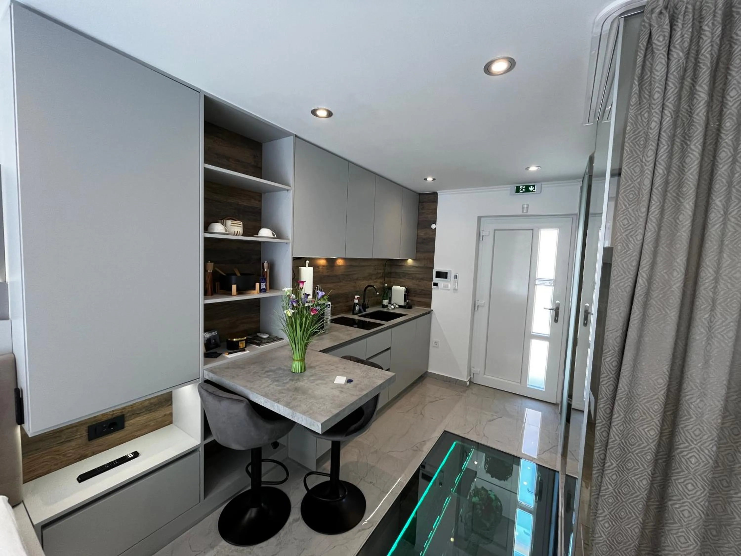 La Luna Petite Suite Deluxe Apartment with Pool & Jacuzzi, Bikes and Covered Parking
