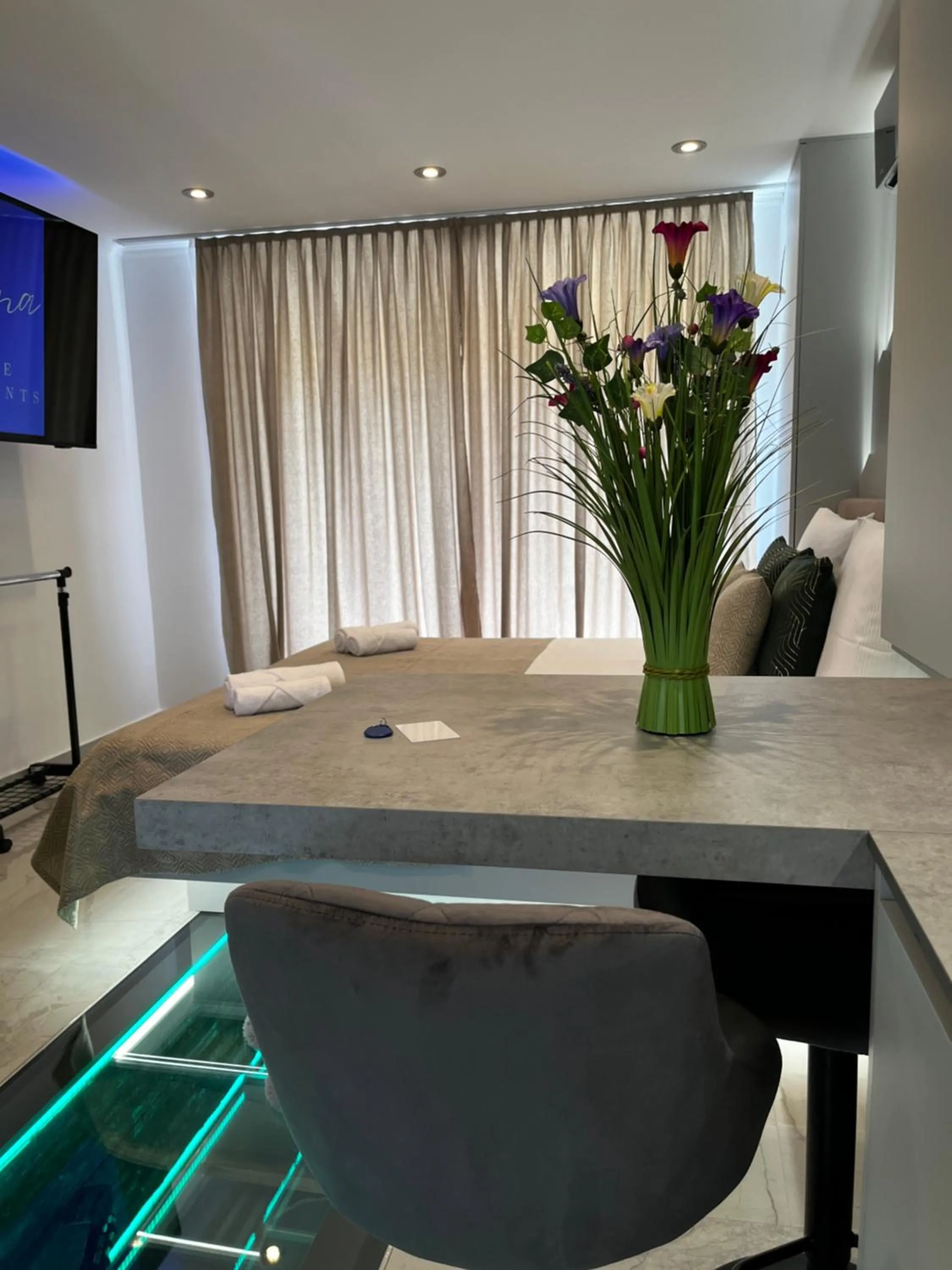 La Luna Petite Suite Deluxe Apartment with Pool & Jacuzzi, Bikes and Covered Parking