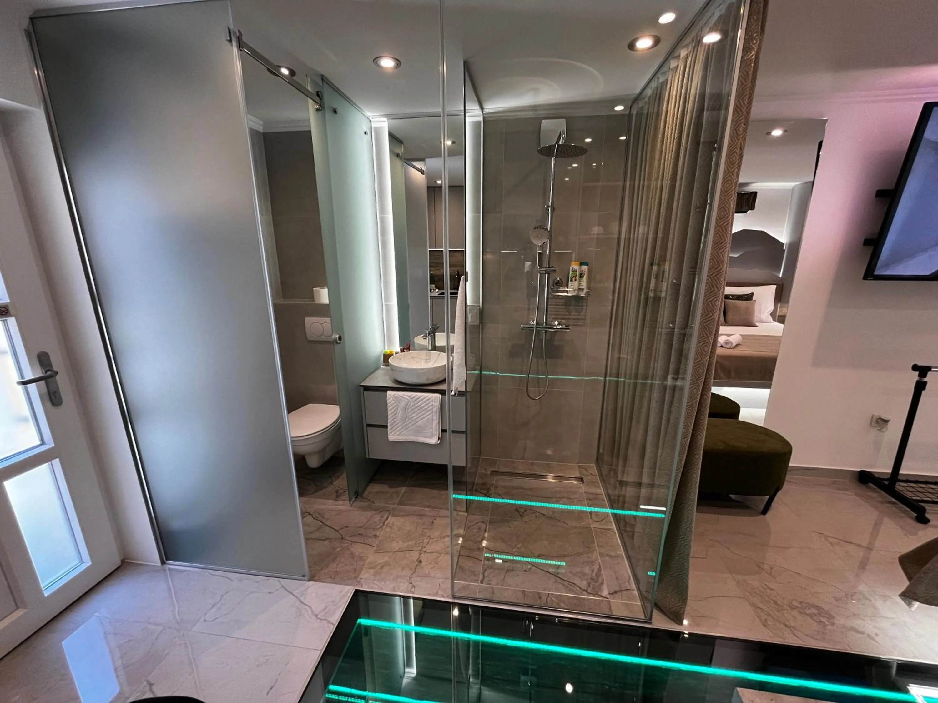 La Luna Petite Suite Deluxe Apartment with Pool & Jacuzzi, Bikes and Covered Parking