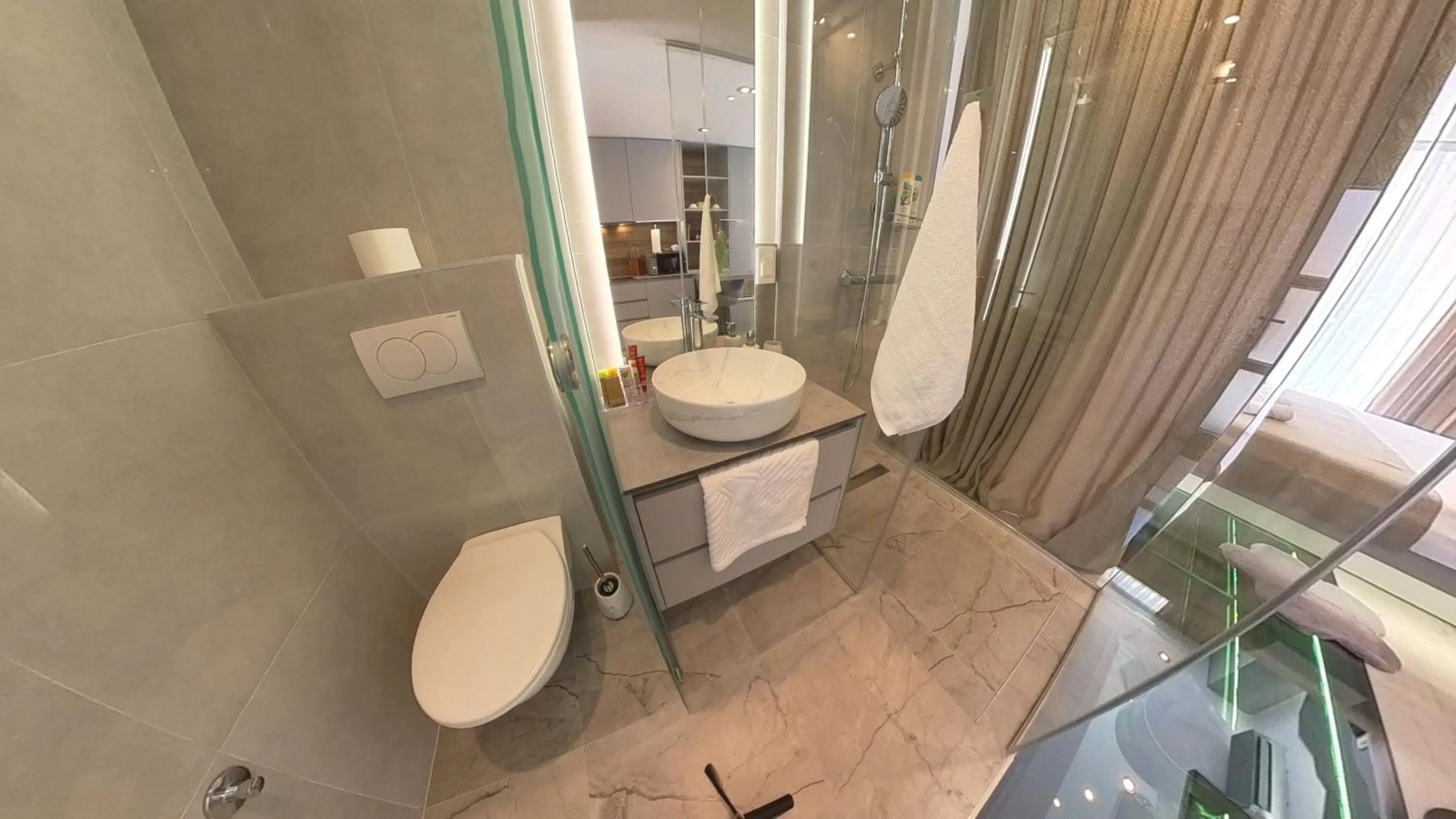 La Luna Petite Suite Deluxe Apartment with Pool & Jacuzzi, Bikes and Covered Parking