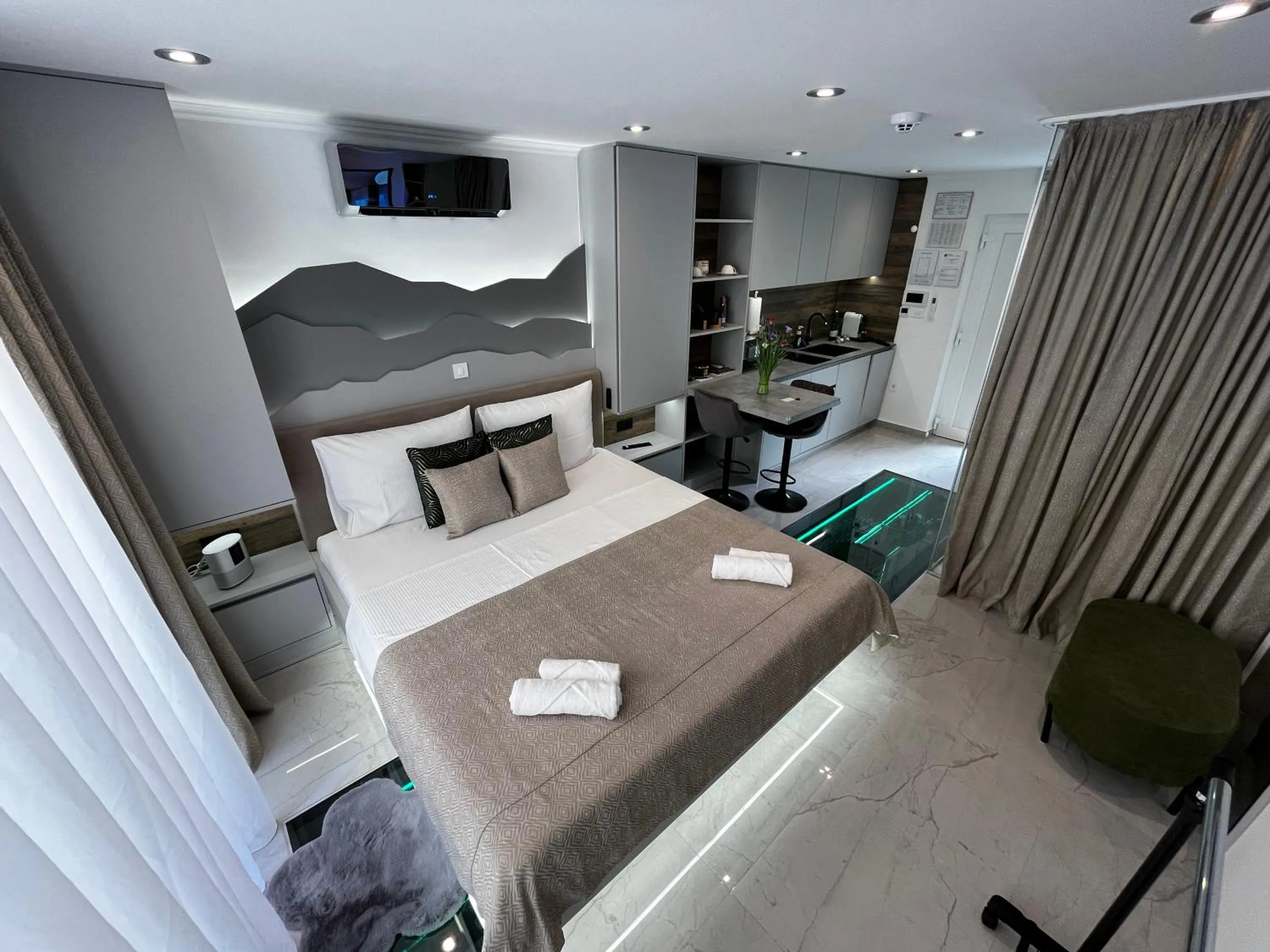 Bed in La Luna Petite Suite Deluxe Apartment with Pool & Jacuzzi, Bikes and Covered Parking