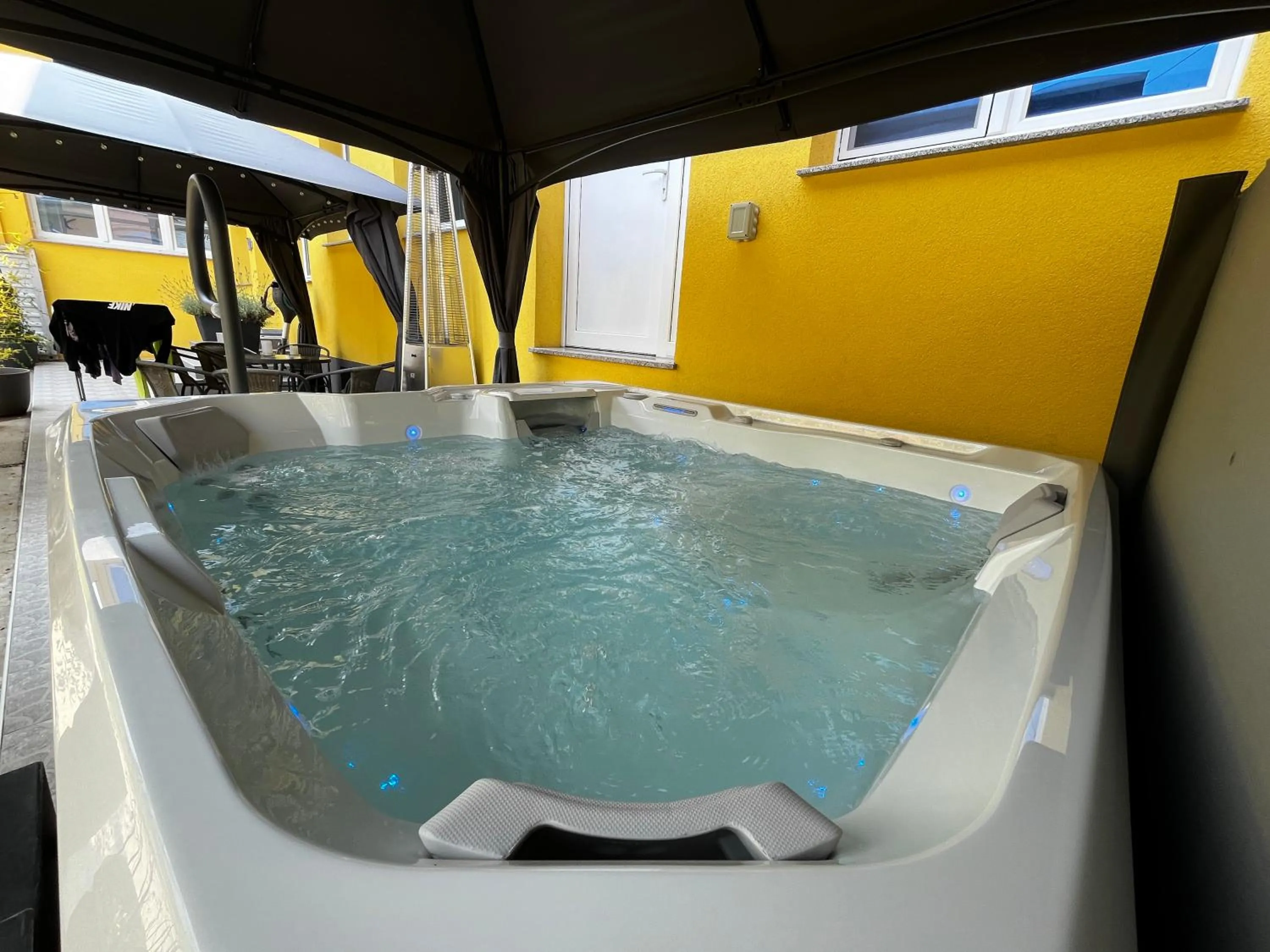 La Luna Petite Suite Deluxe Apartment with Pool & Jacuzzi, Bikes and Covered Parking