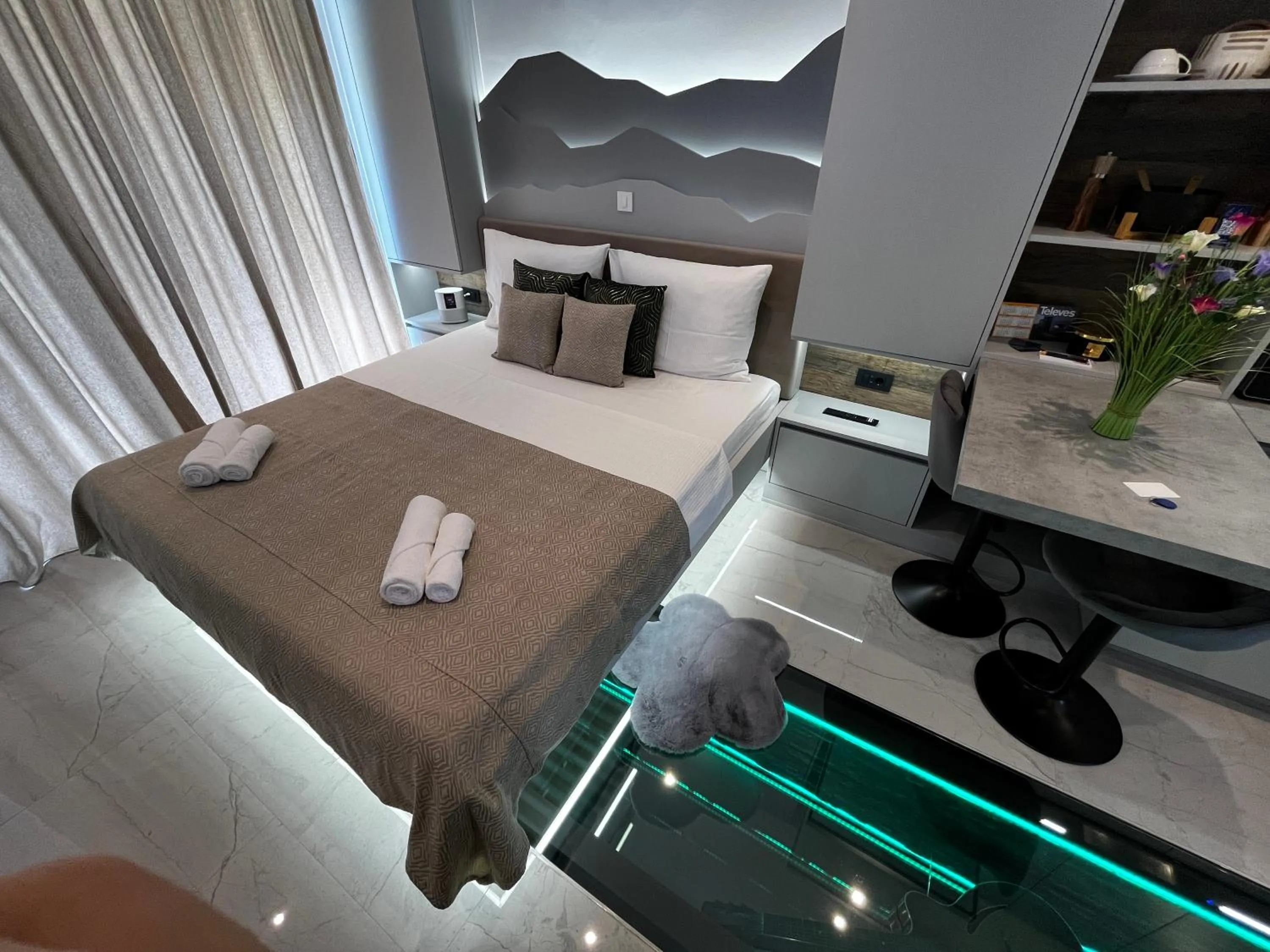 Bed in La Luna Petite Suite Deluxe Apartment with Pool & Jacuzzi, Bikes and Covered Parking