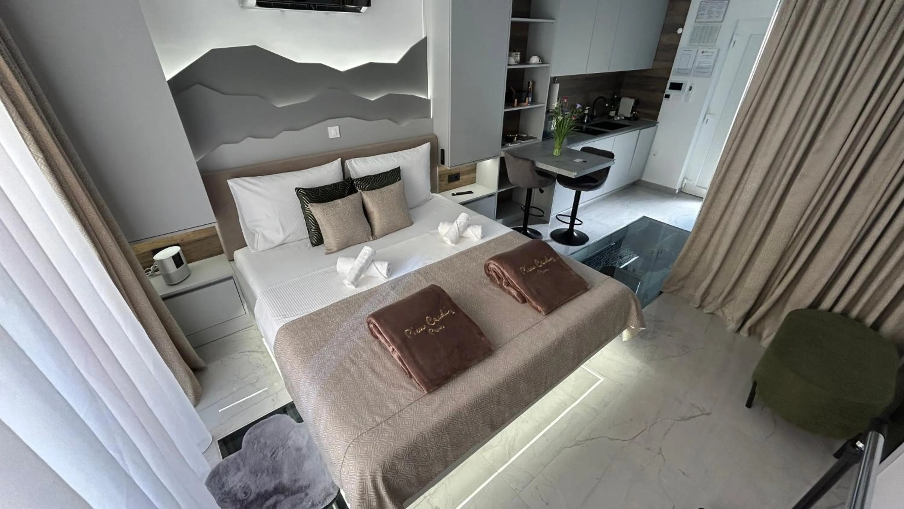 Bed in La Luna Petite Suite Deluxe Apartment with Pool & Jacuzzi, Bikes and Covered Parking