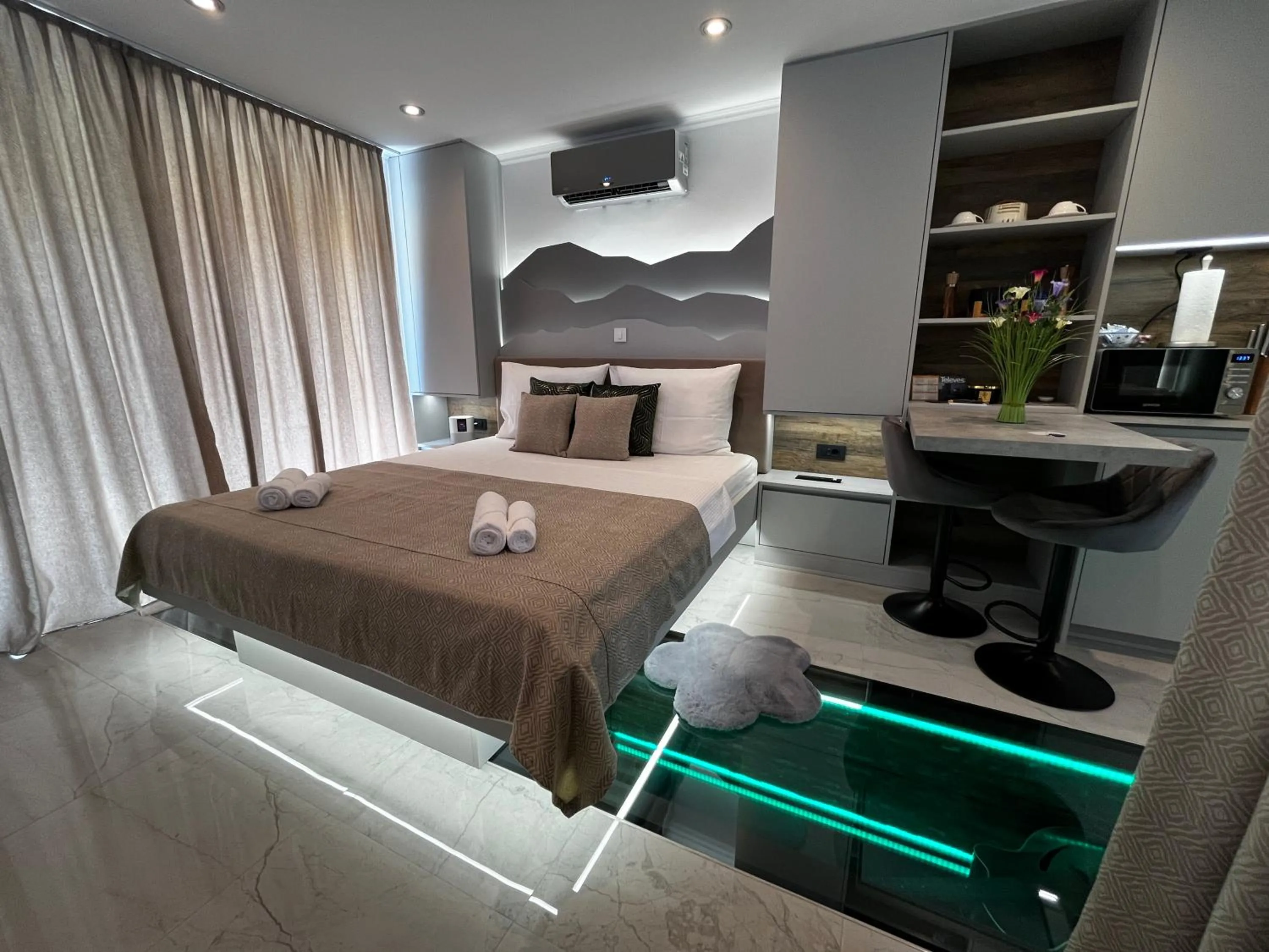 Bed in La Luna Petite Suite Deluxe Apartment with Pool & Jacuzzi, Bikes and Covered Parking