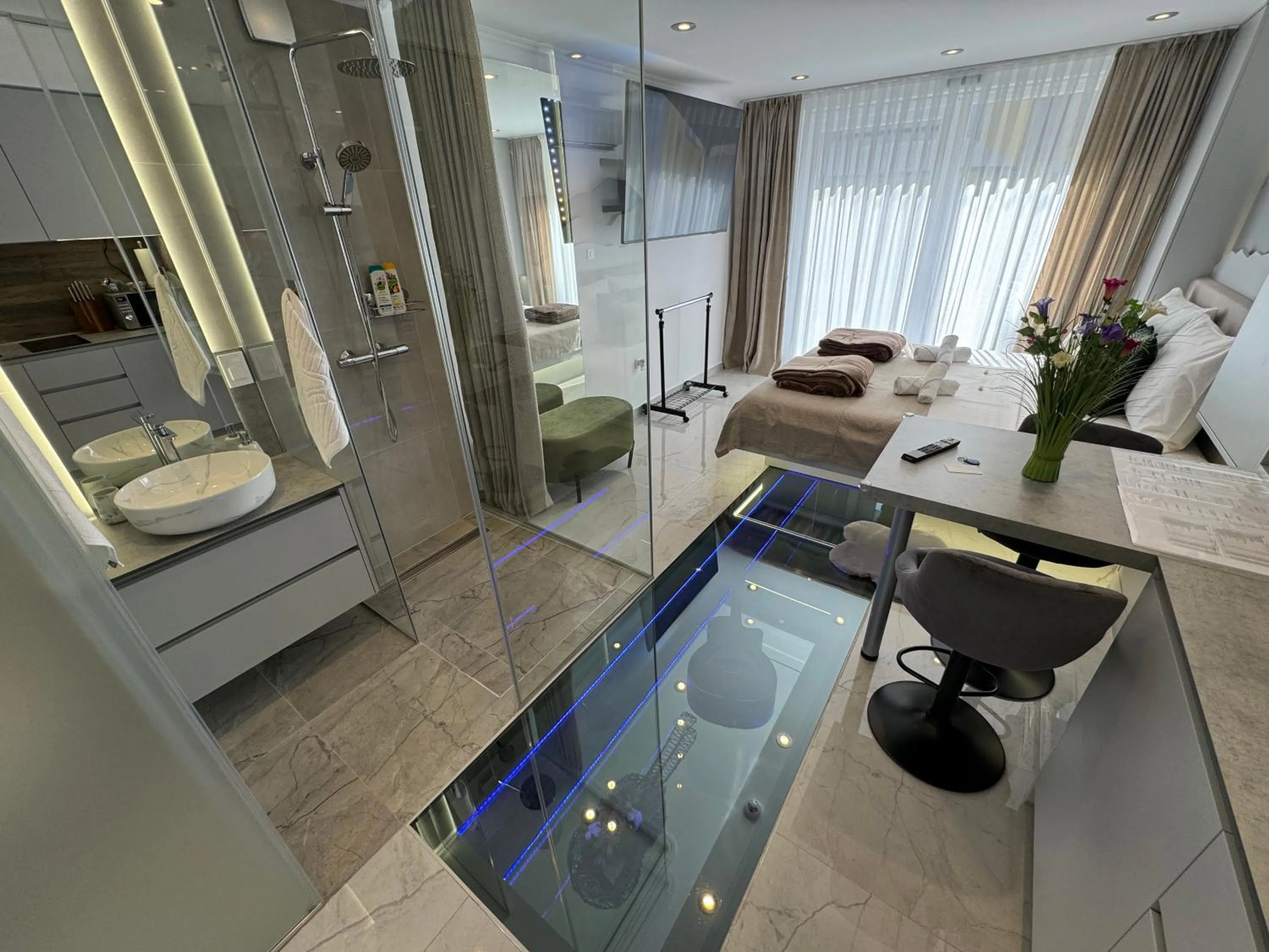 La Luna Petite Suite Deluxe Apartment with Pool & Jacuzzi, Bikes and Covered Parking