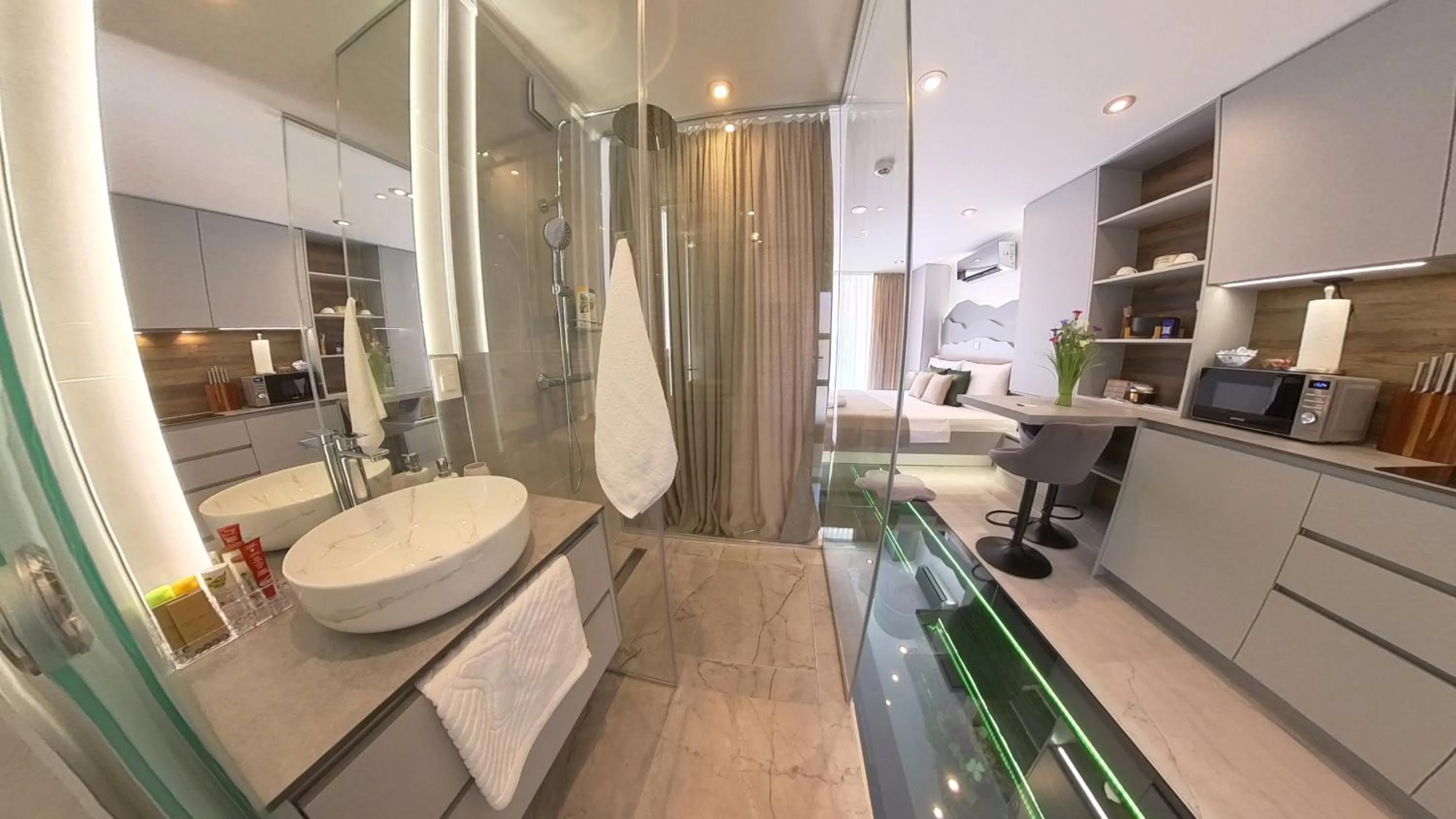 La Luna Petite Suite Deluxe Apartment with Pool & Jacuzzi, Bikes and Covered Parking