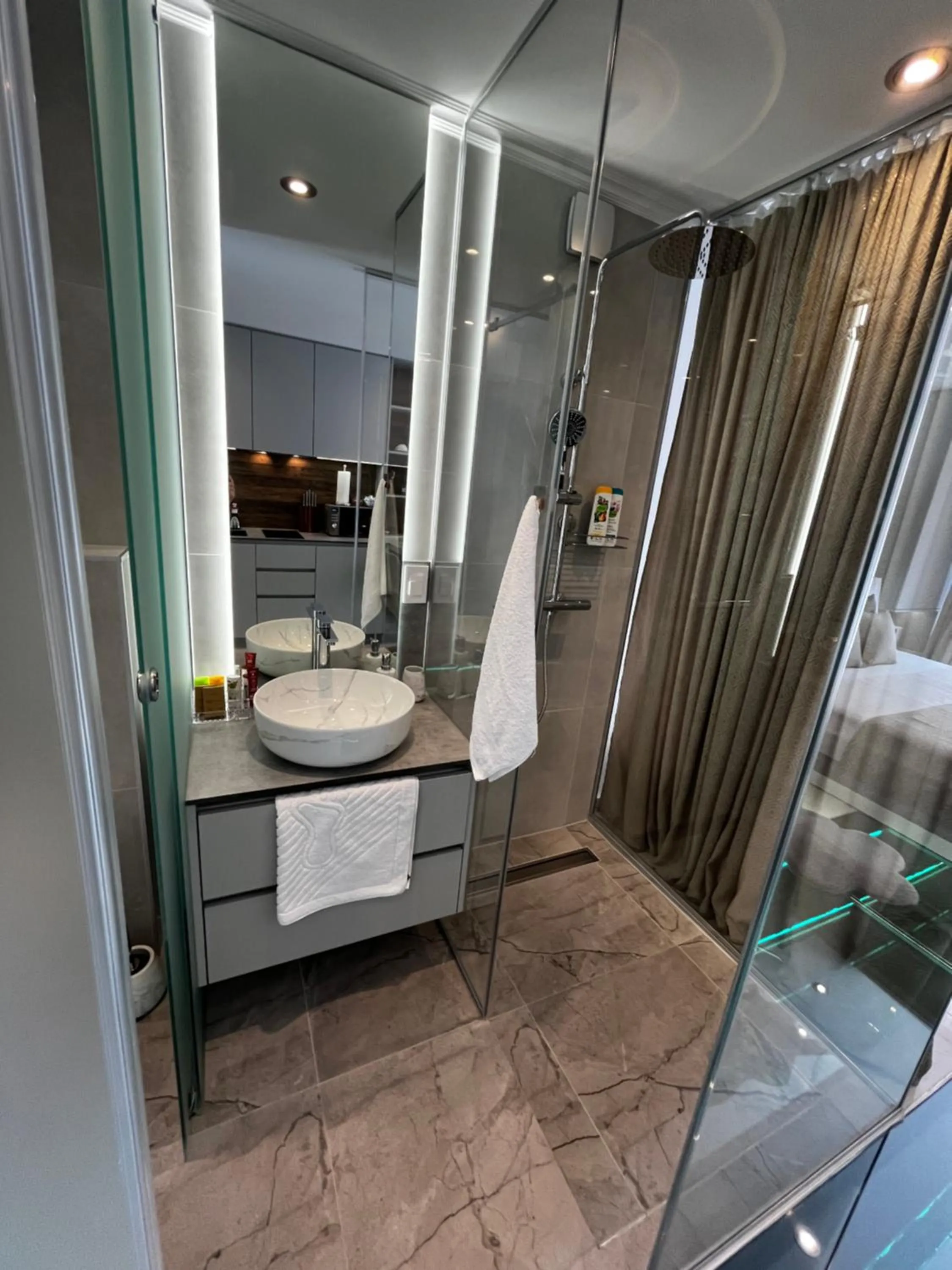 La Luna Petite Suite Deluxe Apartment with Pool & Jacuzzi, Bikes and Covered Parking