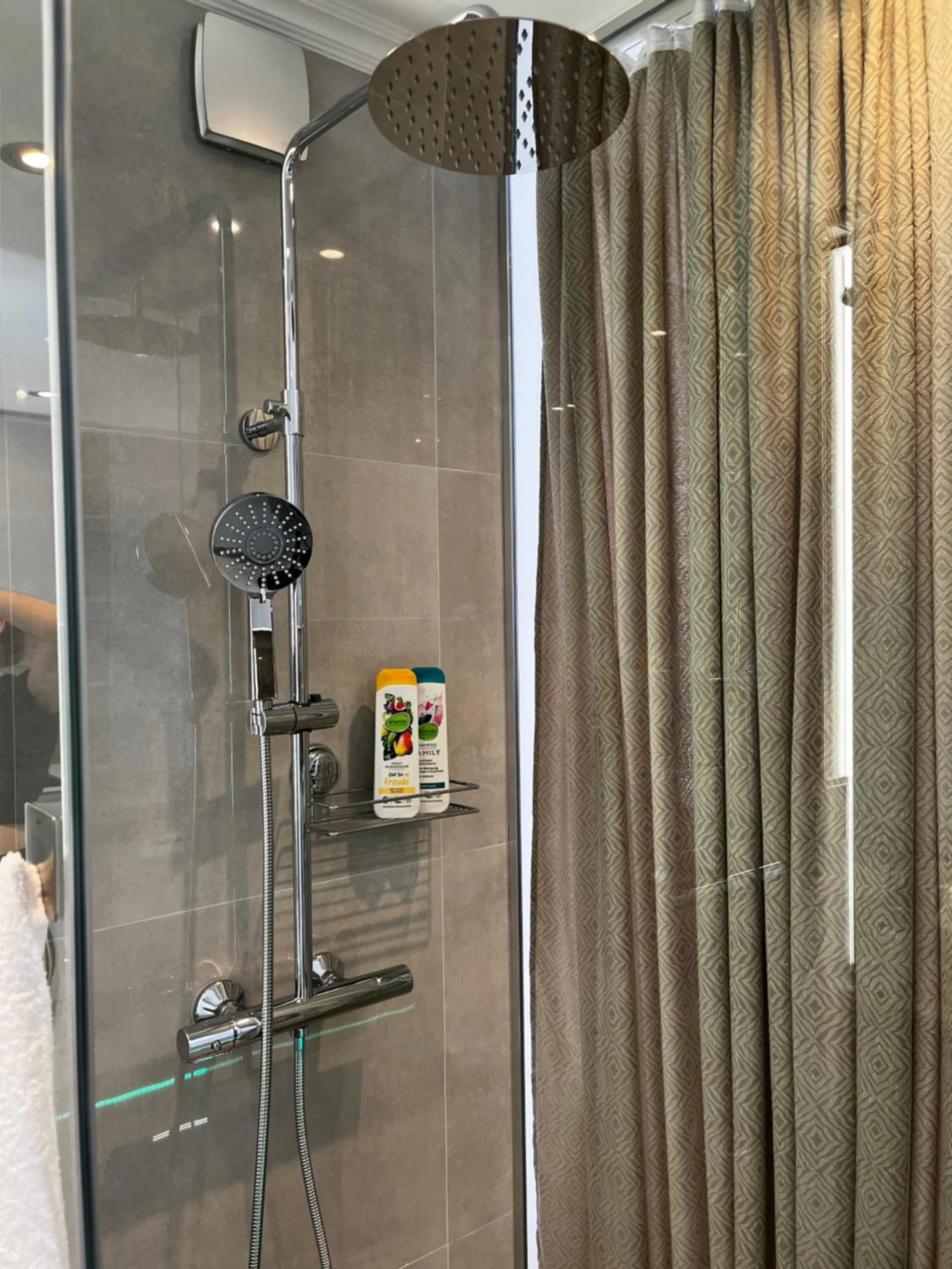 La Luna Petite Suite Deluxe Apartment with Pool & Jacuzzi, Bikes and Covered Parking