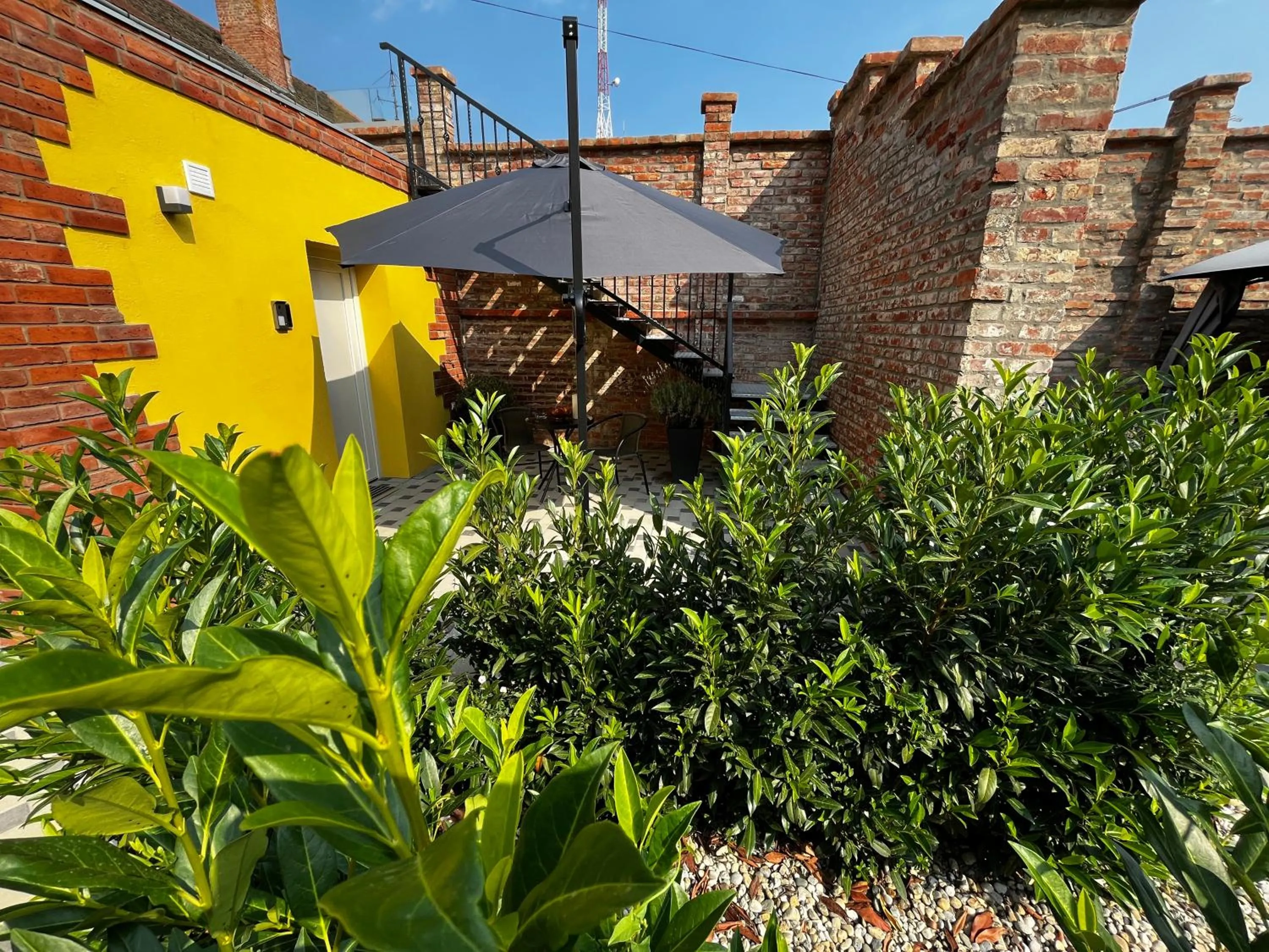 La Luna Petite Suite Deluxe Apartment with Pool & Jacuzzi, Bikes and Covered Parking
