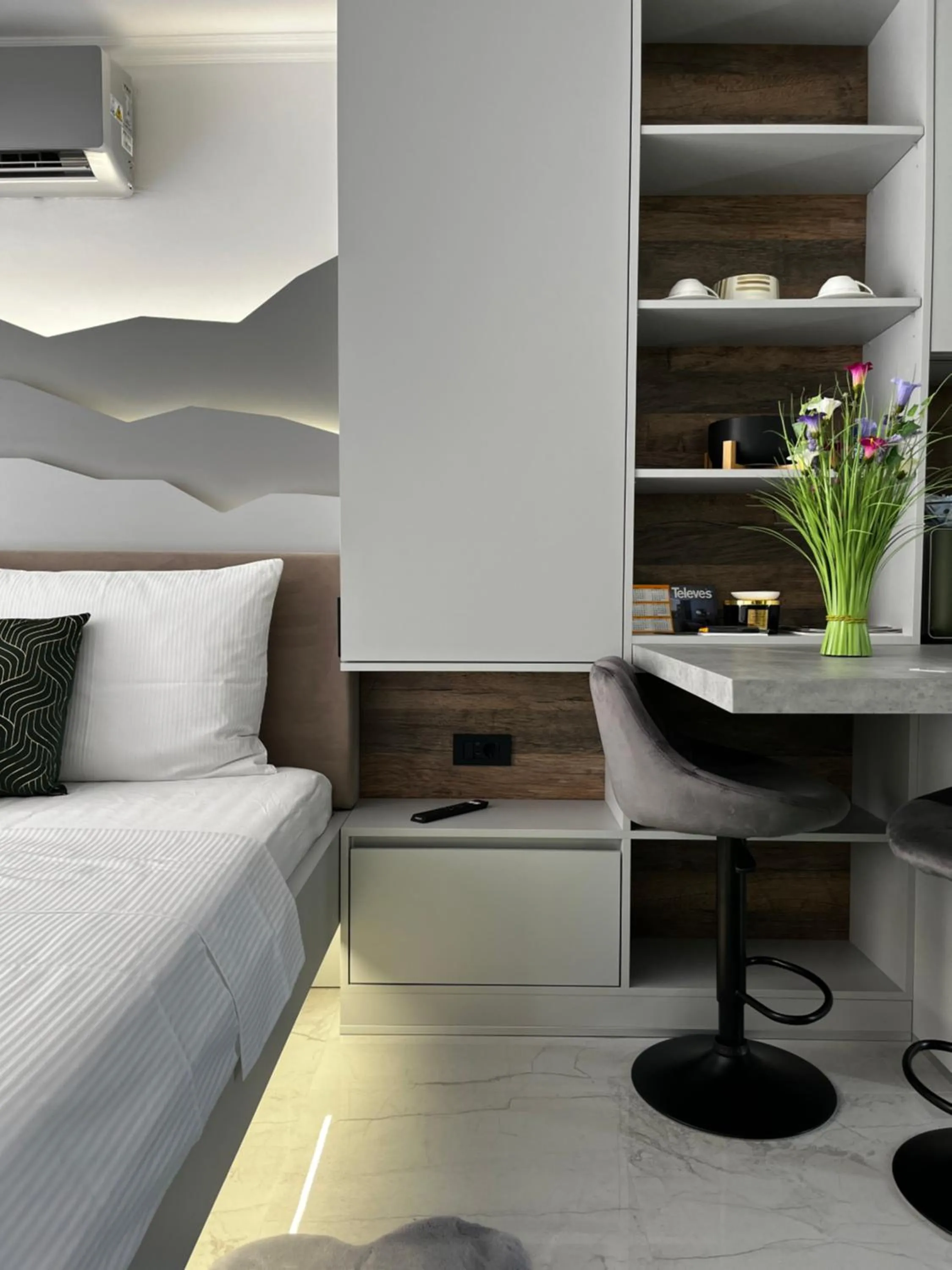 La Luna Petite Suite Deluxe Apartment with Pool & Jacuzzi, Bikes and Covered Parking