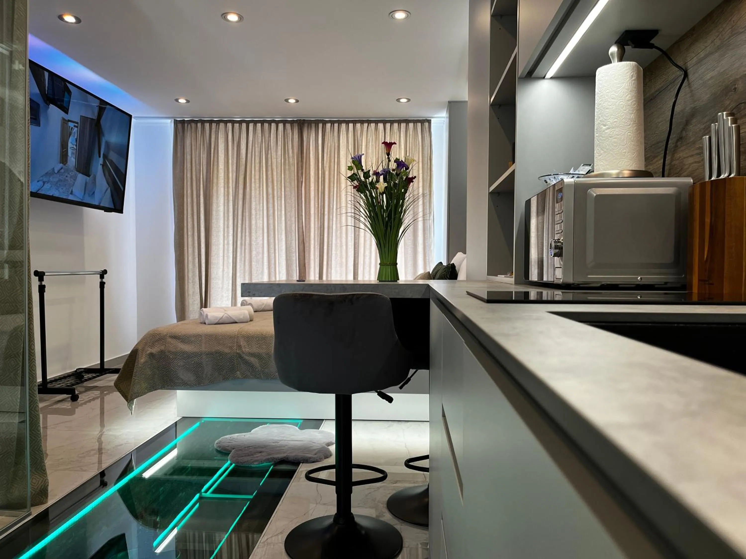 La Luna Petite Suite Deluxe Apartment with Pool & Jacuzzi, Bikes and Covered Parking
