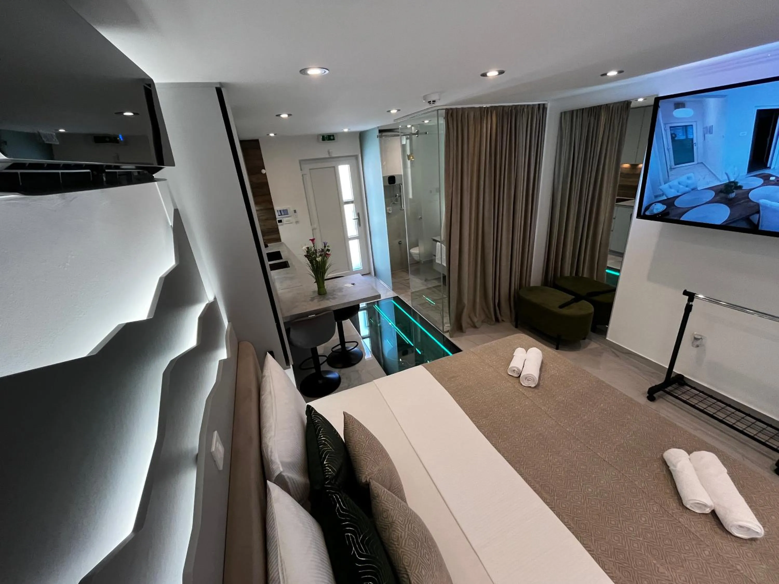 Bed in La Luna Petite Suite Deluxe Apartment with Pool & Jacuzzi, Bikes and Covered Parking