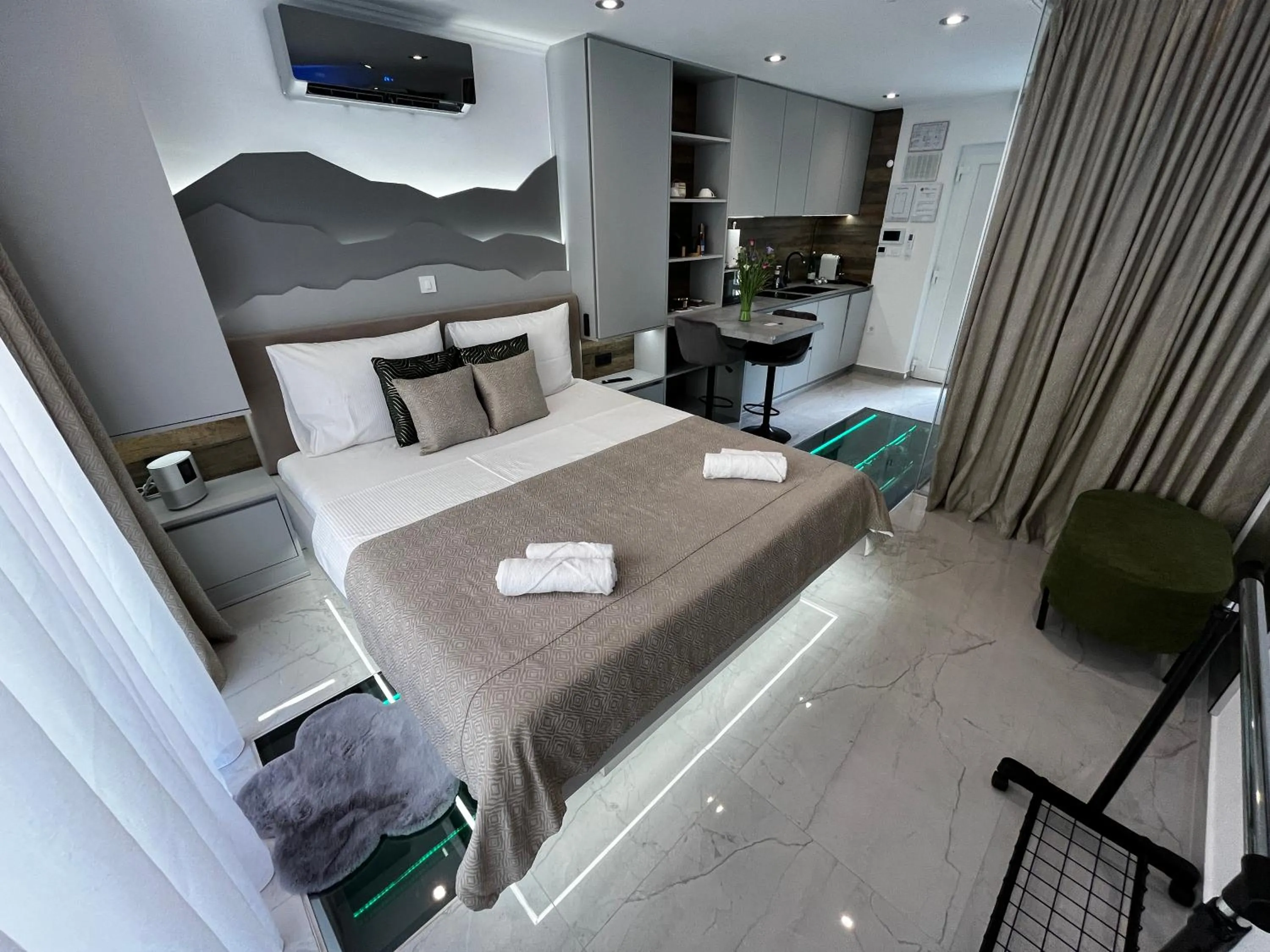 Bed in La Luna Petite Suite Deluxe Apartment with Pool & Jacuzzi, Bikes and Covered Parking