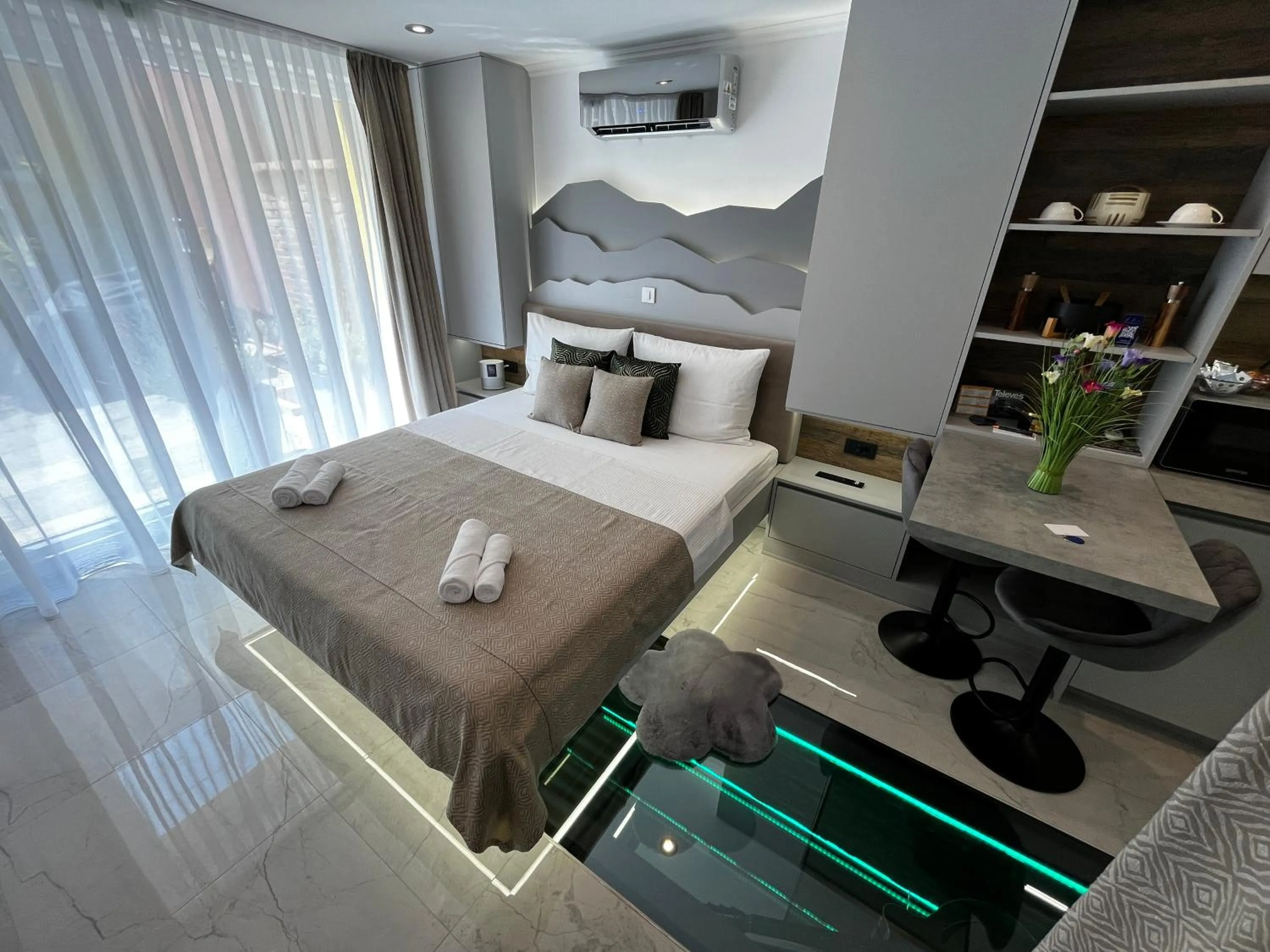 Bed in La Luna Petite Suite Deluxe Apartment with Pool & Jacuzzi, Bikes and Covered Parking