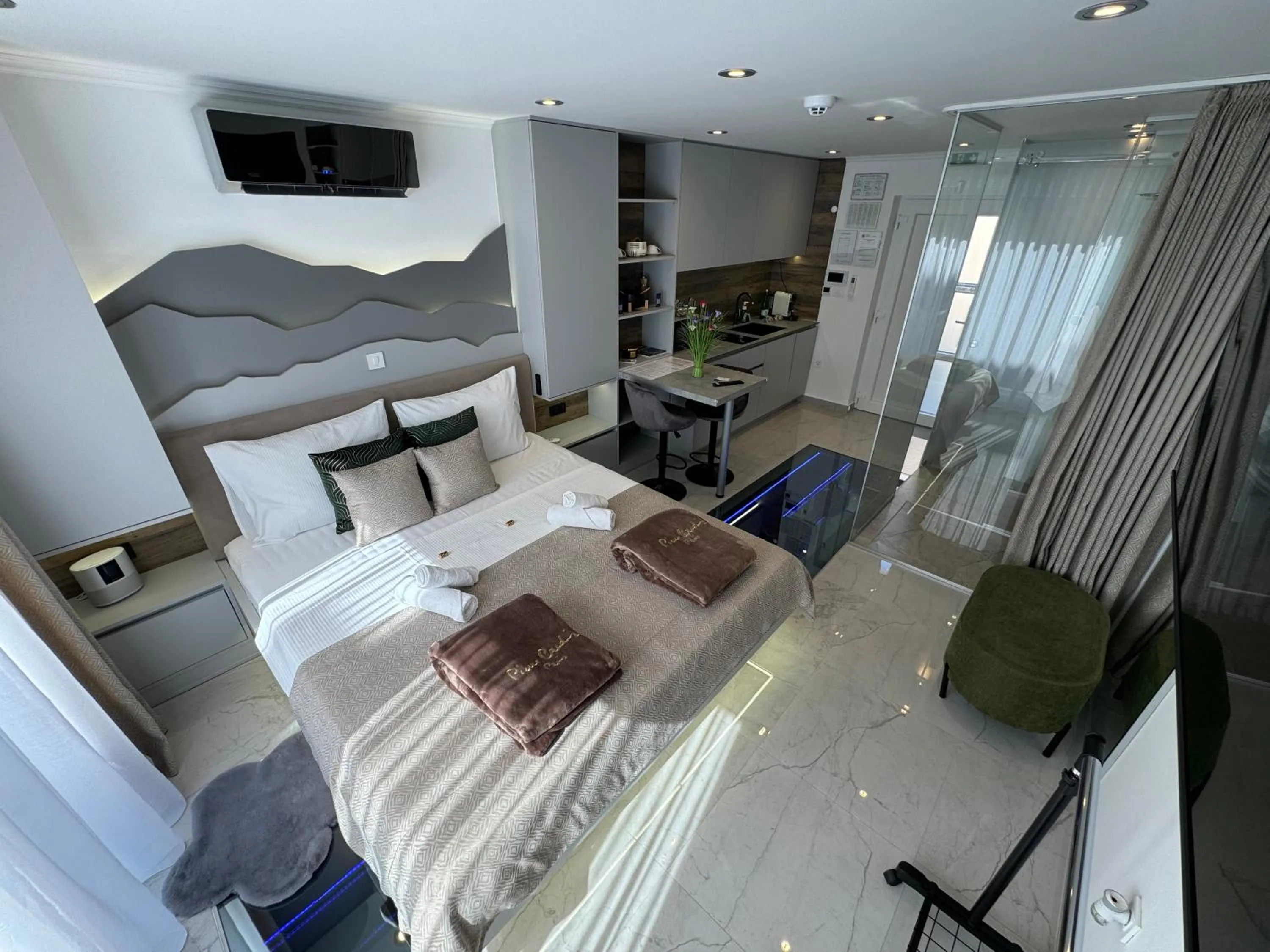 Bed in La Luna Petite Suite Deluxe Apartment with Pool & Jacuzzi, Bikes and Covered Parking