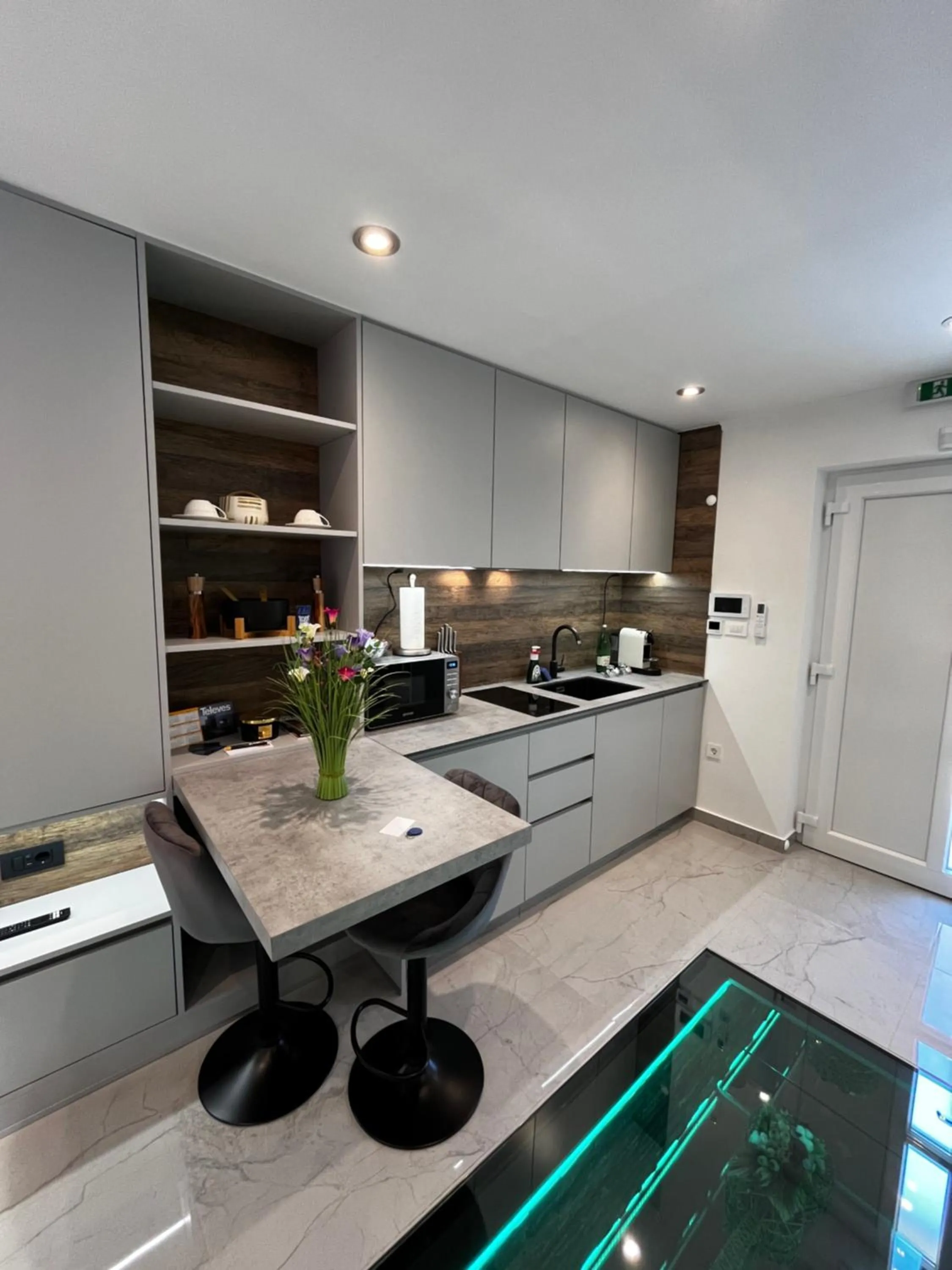 La Luna Petite Suite Deluxe Apartment with Pool & Jacuzzi, Bikes and Covered Parking