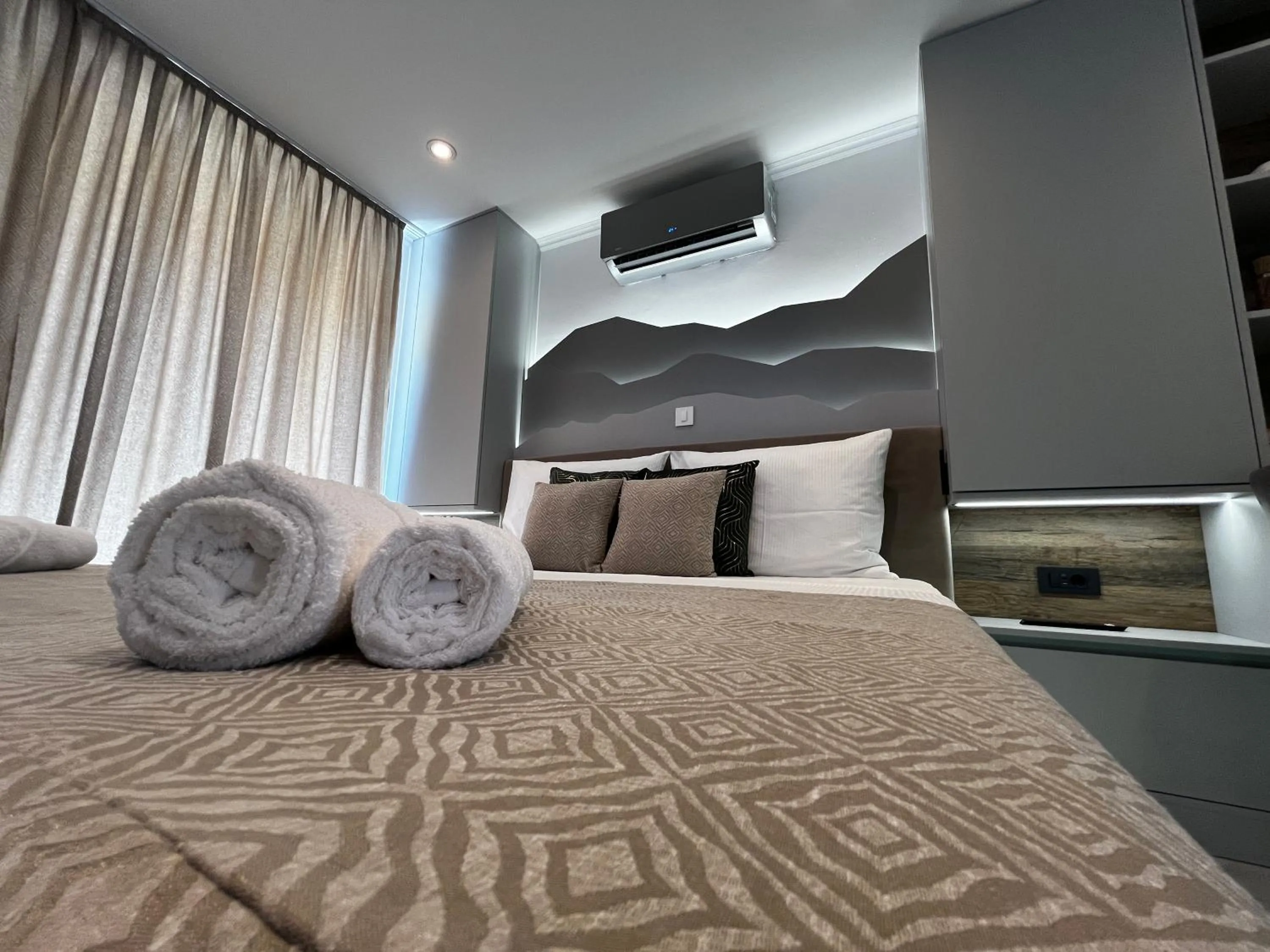 Bed in La Luna Petite Suite Deluxe Apartment with Pool & Jacuzzi, Bikes and Covered Parking