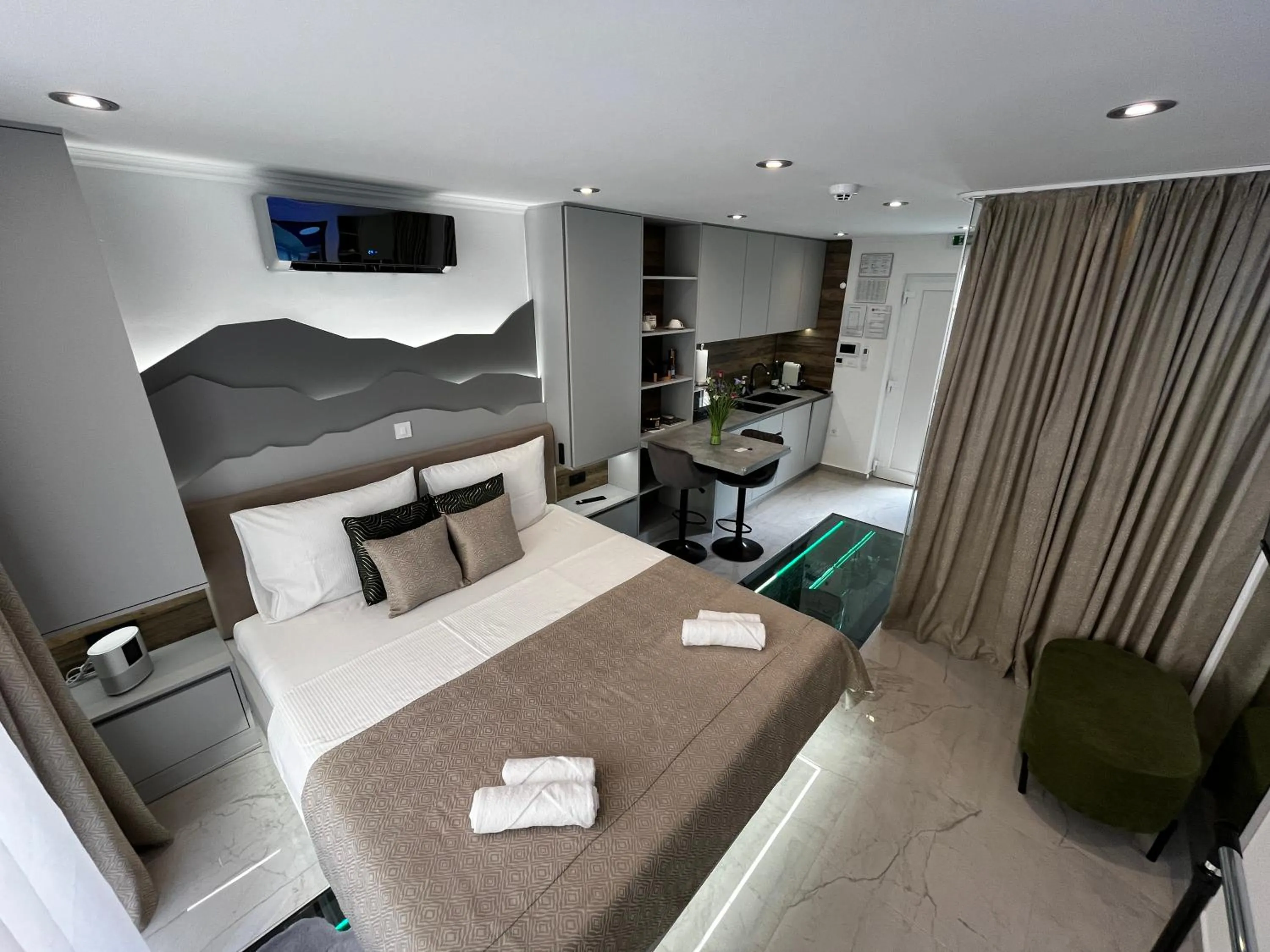 Bed in La Luna Petite Suite Deluxe Apartment with Pool & Jacuzzi, Bikes and Covered Parking