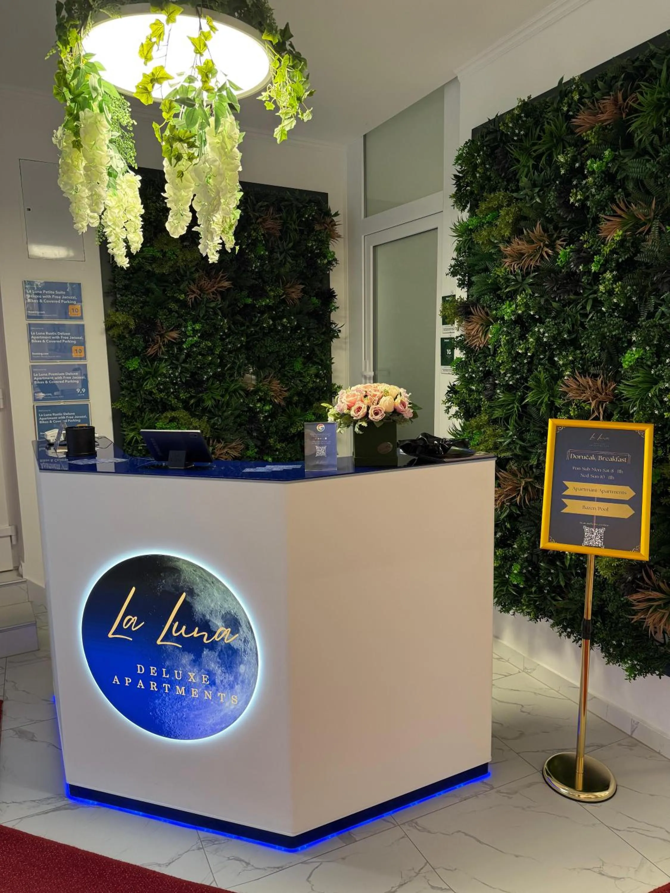 La Luna Petite Suite Deluxe Apartment with Pool & Jacuzzi, Bikes and Covered Parking