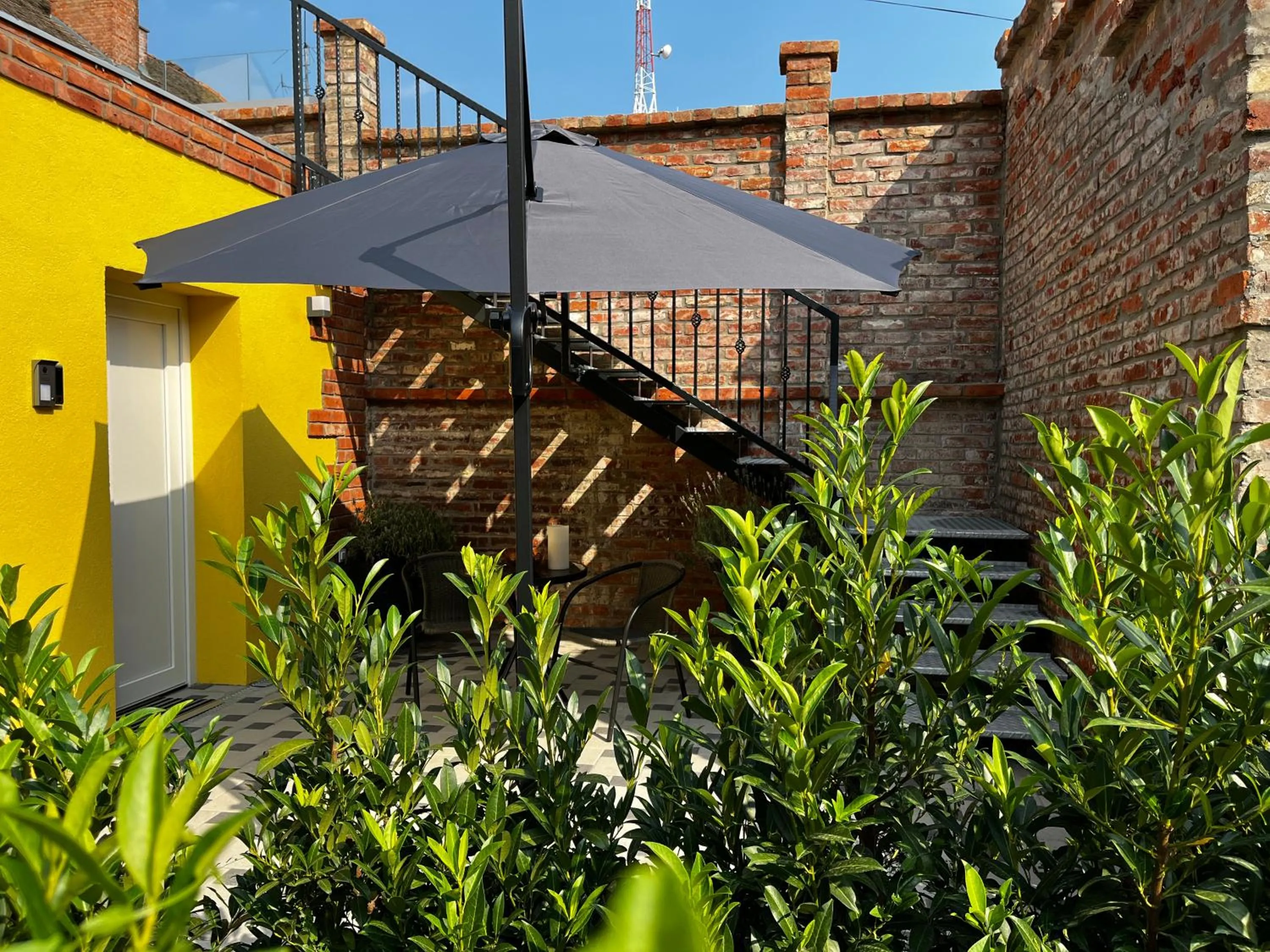 La Luna Petite Suite Deluxe Apartment with Pool & Jacuzzi, Bikes and Covered Parking