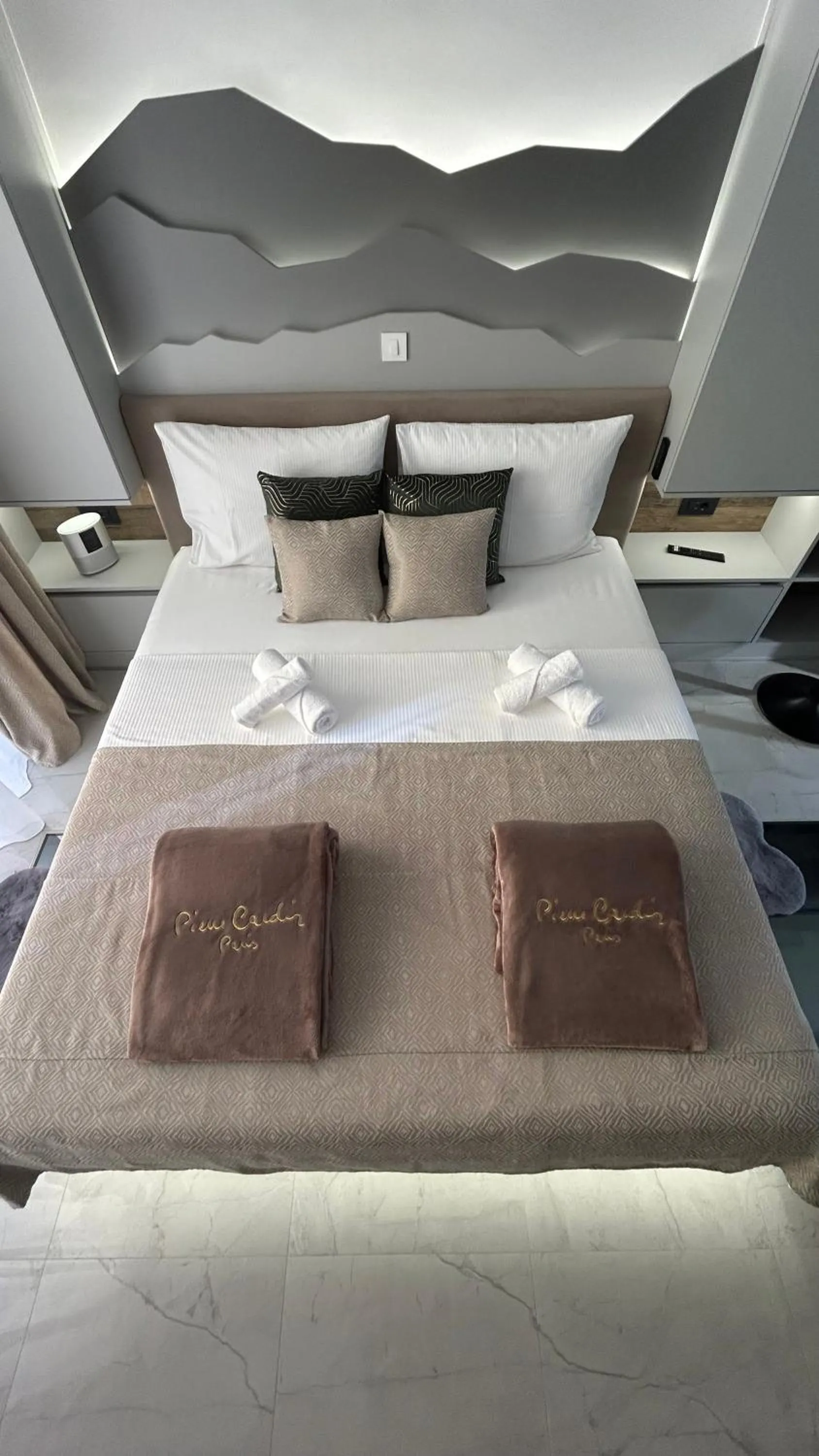 Bed in La Luna Petite Suite Deluxe Apartment with Pool & Jacuzzi, Bikes and Covered Parking