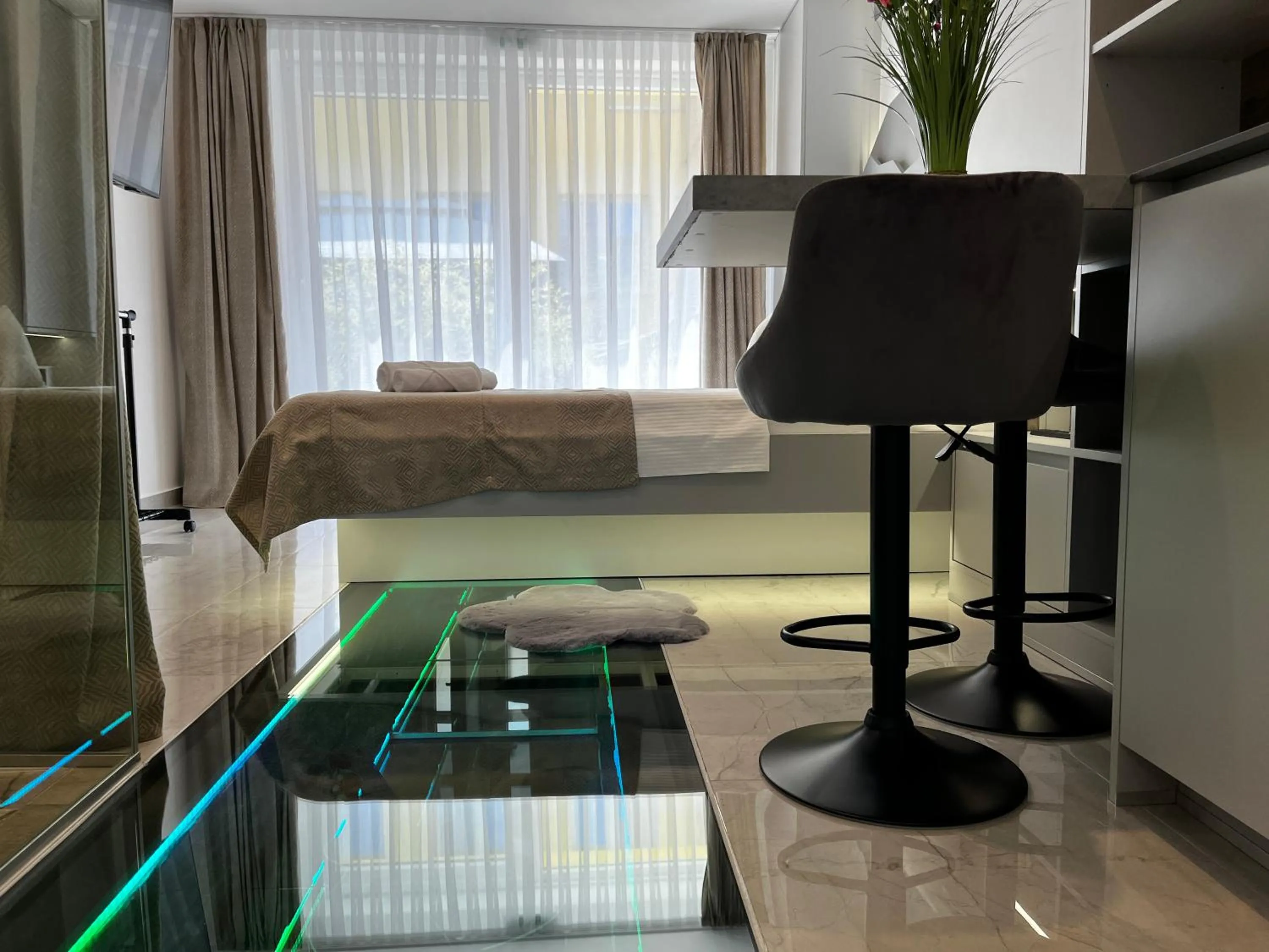 Bed in La Luna Petite Suite Deluxe Apartment with Pool & Jacuzzi, Bikes and Covered Parking
