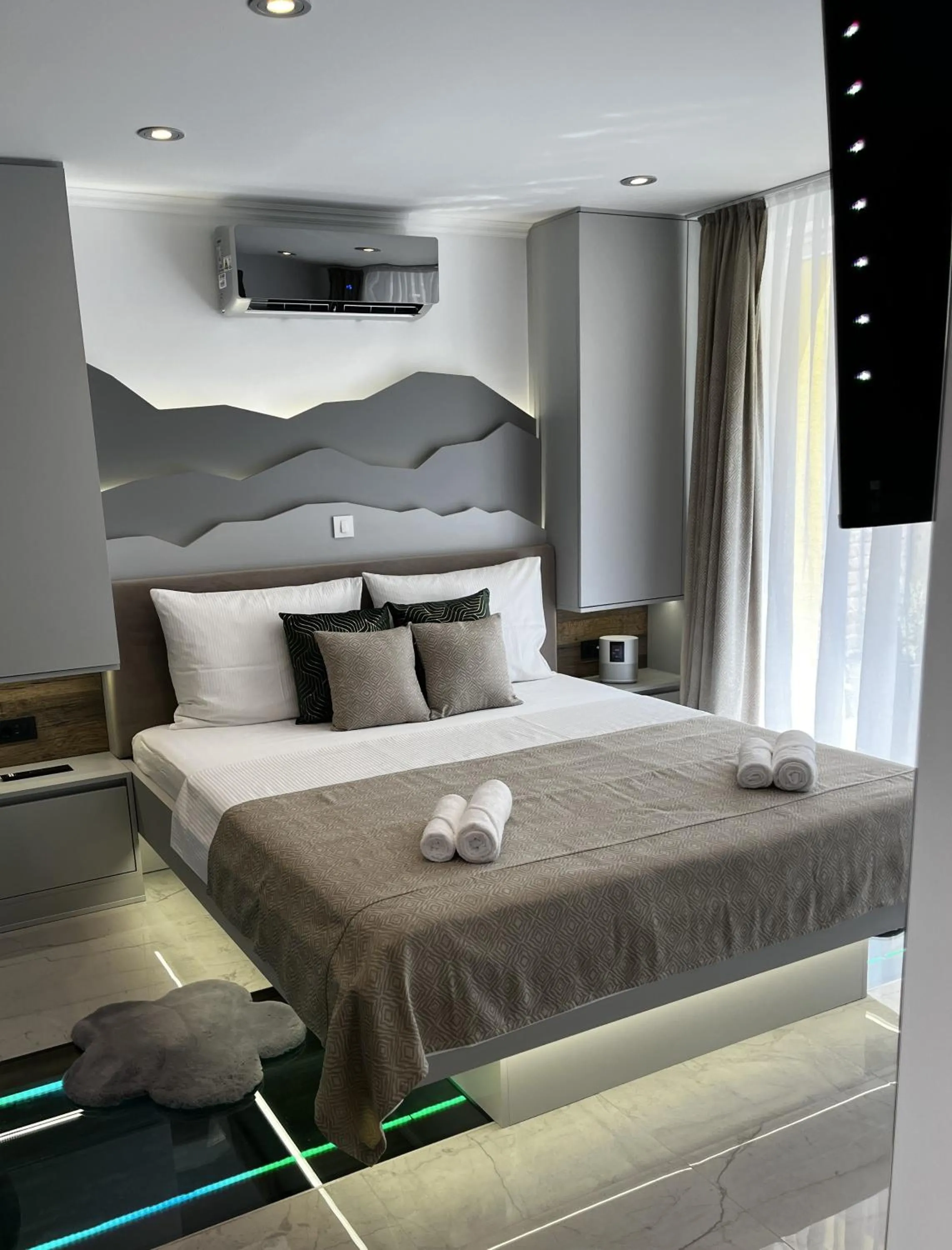 Bed in La Luna Petite Suite Deluxe Apartment with Pool & Jacuzzi, Bikes and Covered Parking
