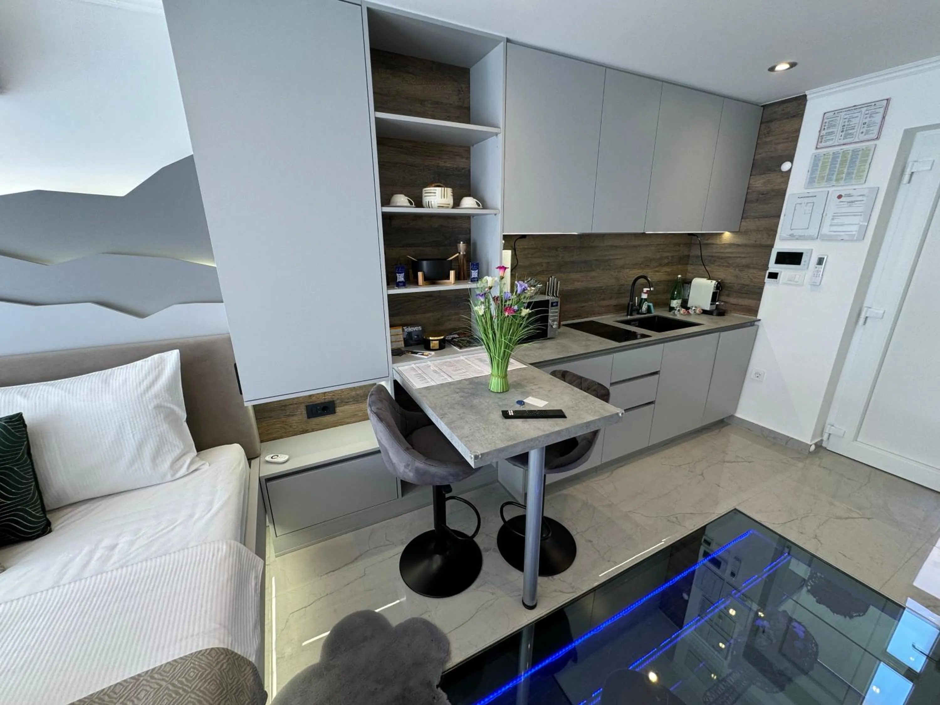 La Luna Petite Suite Deluxe Apartment with Pool & Jacuzzi, Bikes and Covered Parking