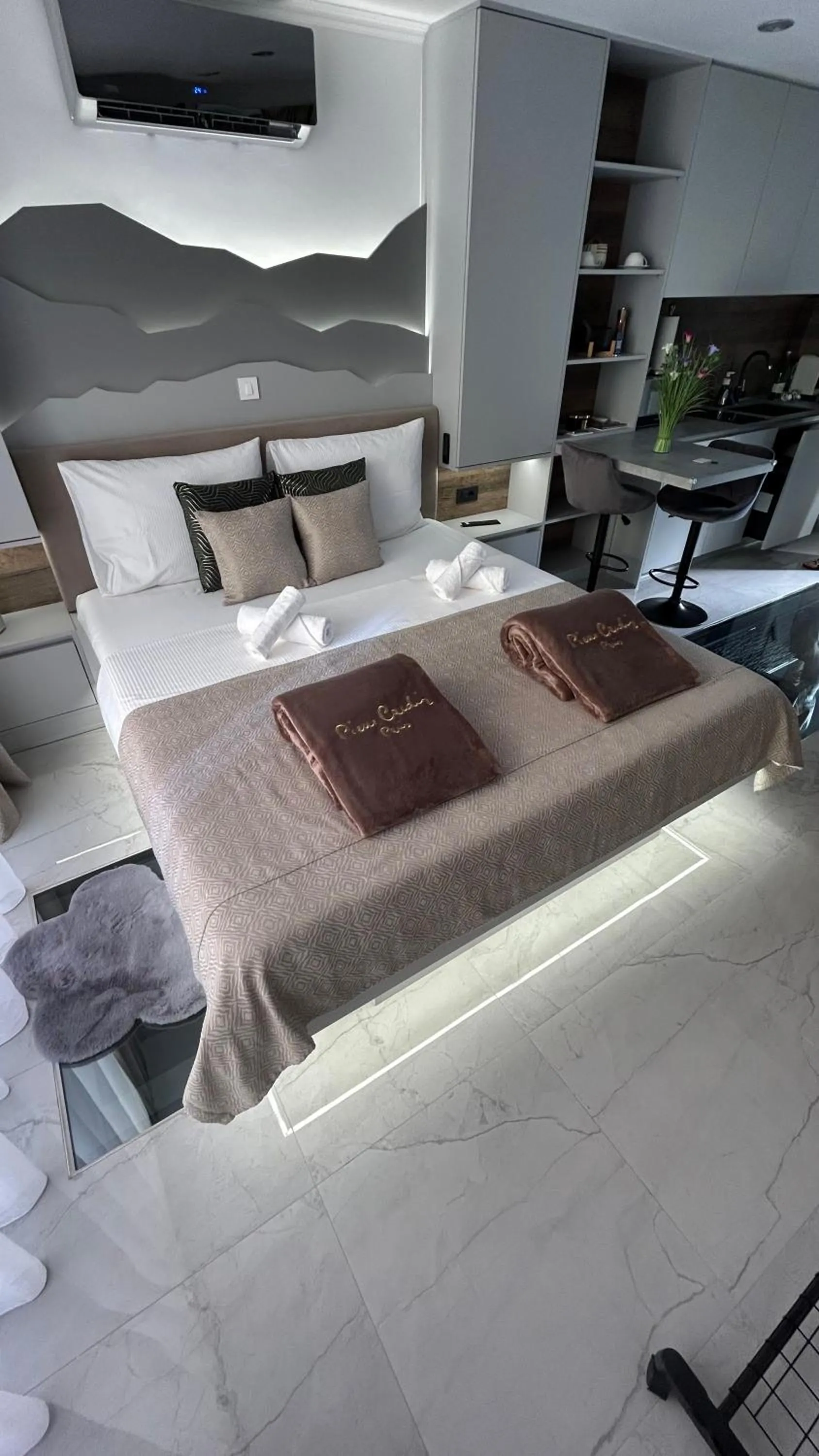 Bed in La Luna Petite Suite Deluxe Apartment with Pool & Jacuzzi, Bikes and Covered Parking