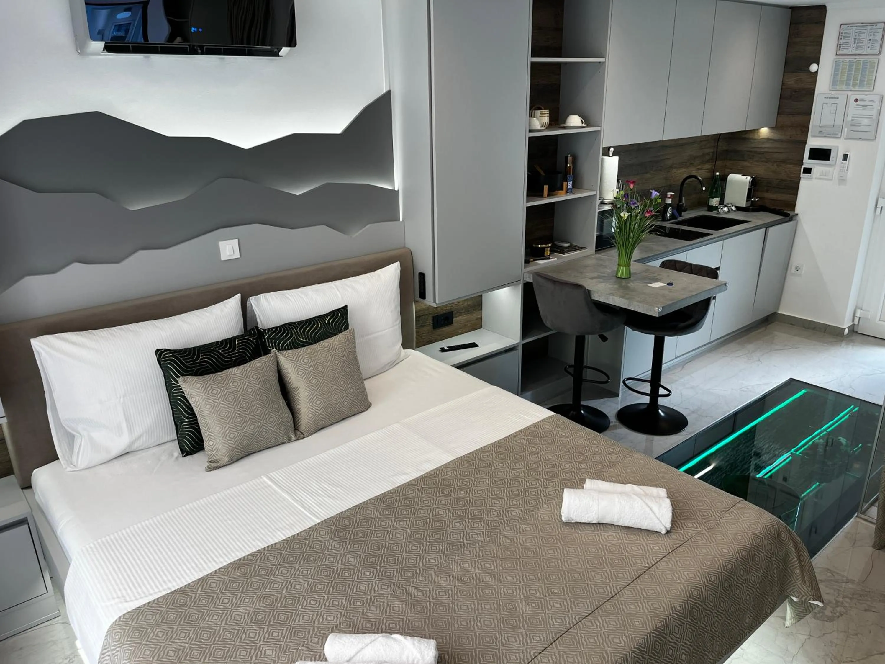 Bed in La Luna Petite Suite Deluxe Apartment with Pool & Jacuzzi, Bikes and Covered Parking