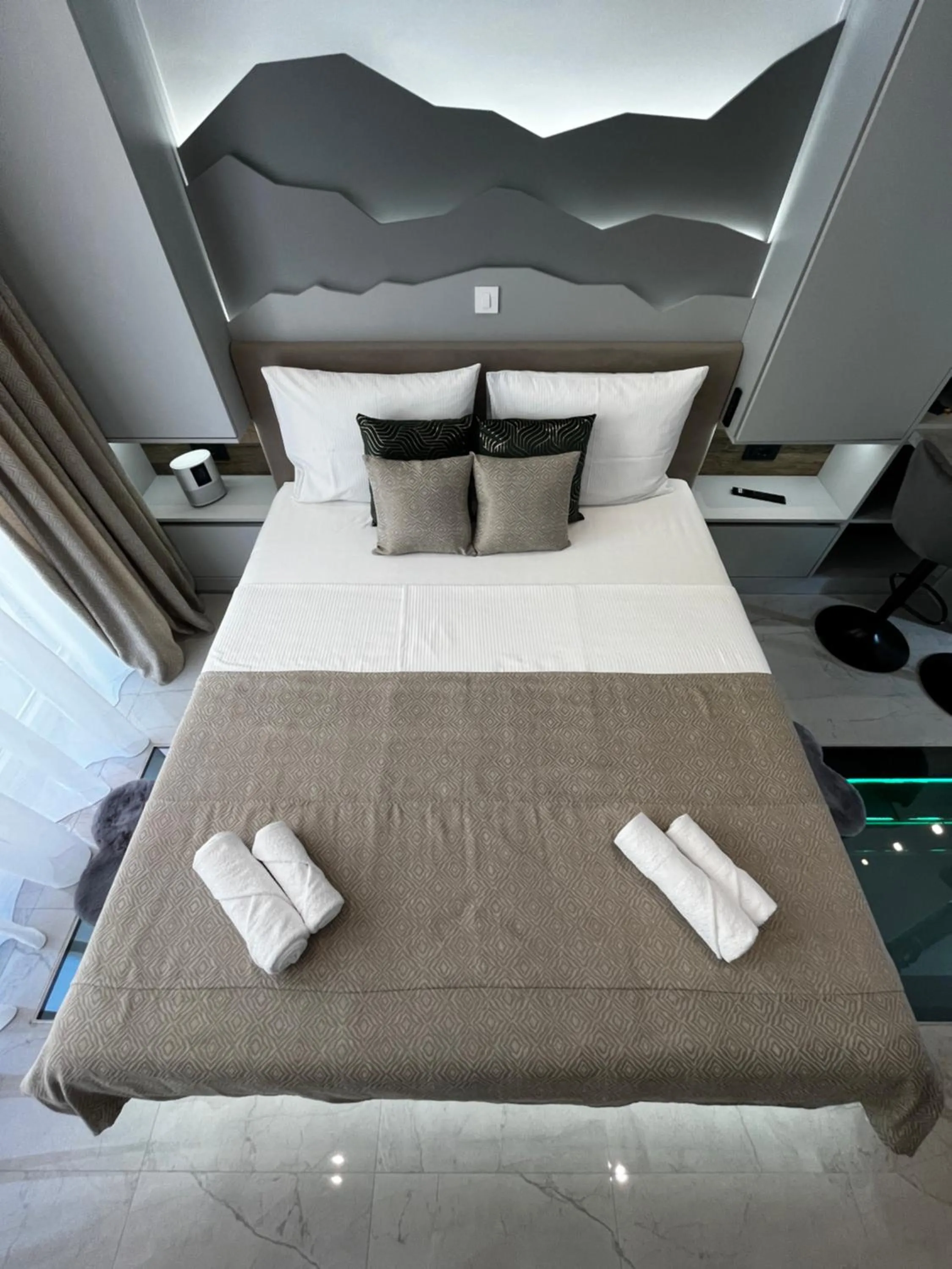 Bed in La Luna Petite Suite Deluxe Apartment with Pool & Jacuzzi, Bikes and Covered Parking