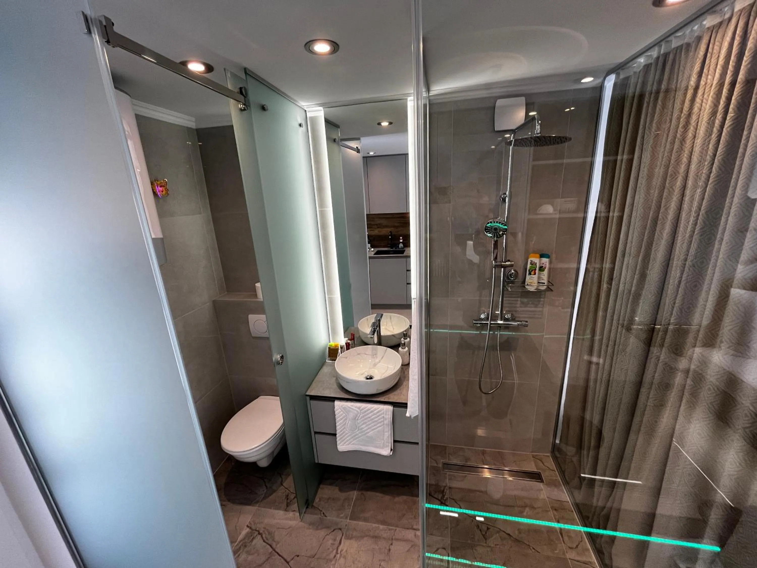 La Luna Petite Suite Deluxe Apartment with Pool & Jacuzzi, Bikes and Covered Parking