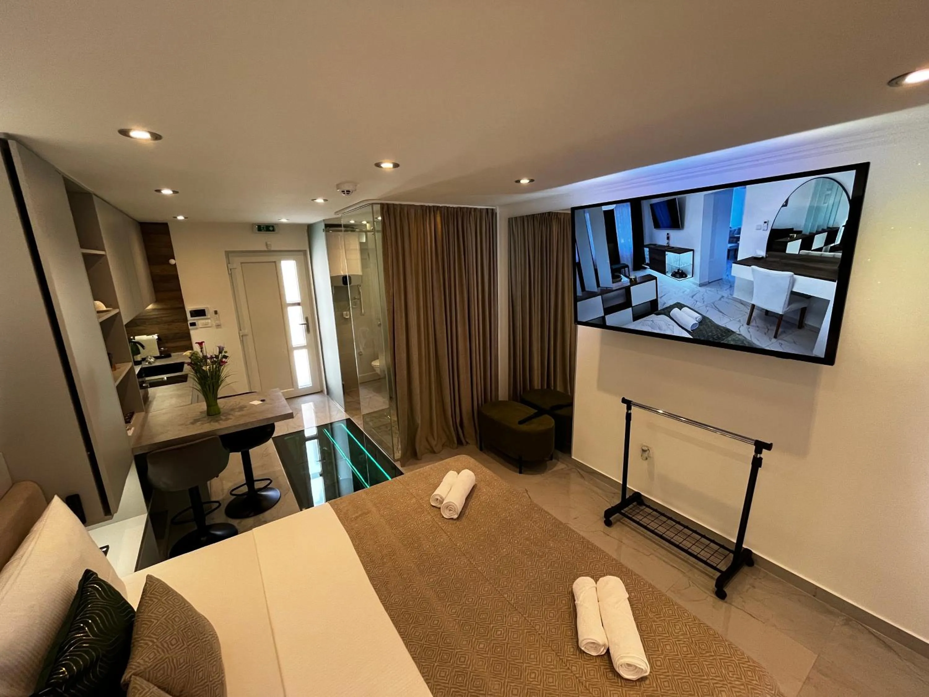 Bed in La Luna Petite Suite Deluxe Apartment with Pool & Jacuzzi, Bikes and Covered Parking