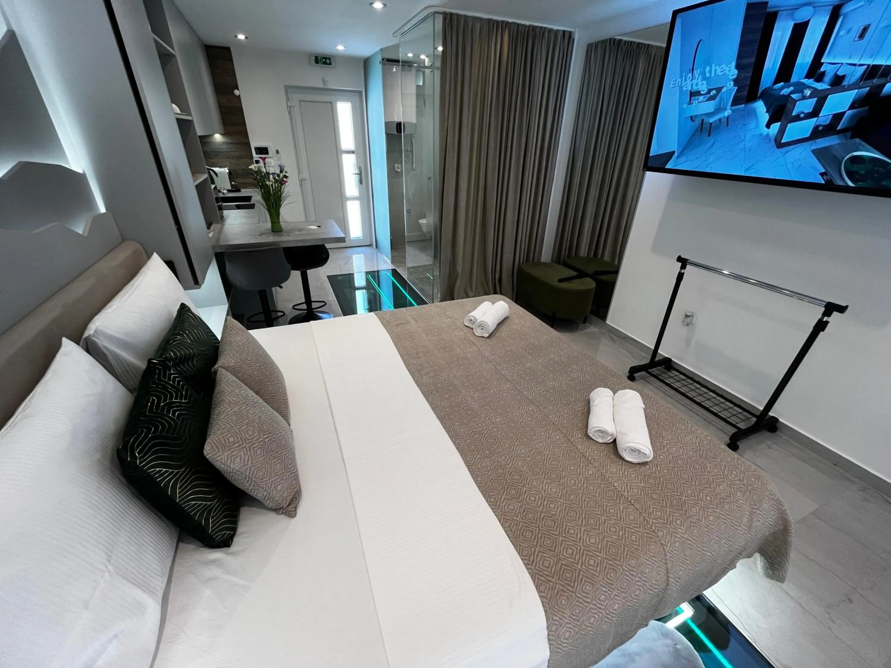 Bed in La Luna Petite Suite Deluxe Apartment with Pool & Jacuzzi, Bikes and Covered Parking