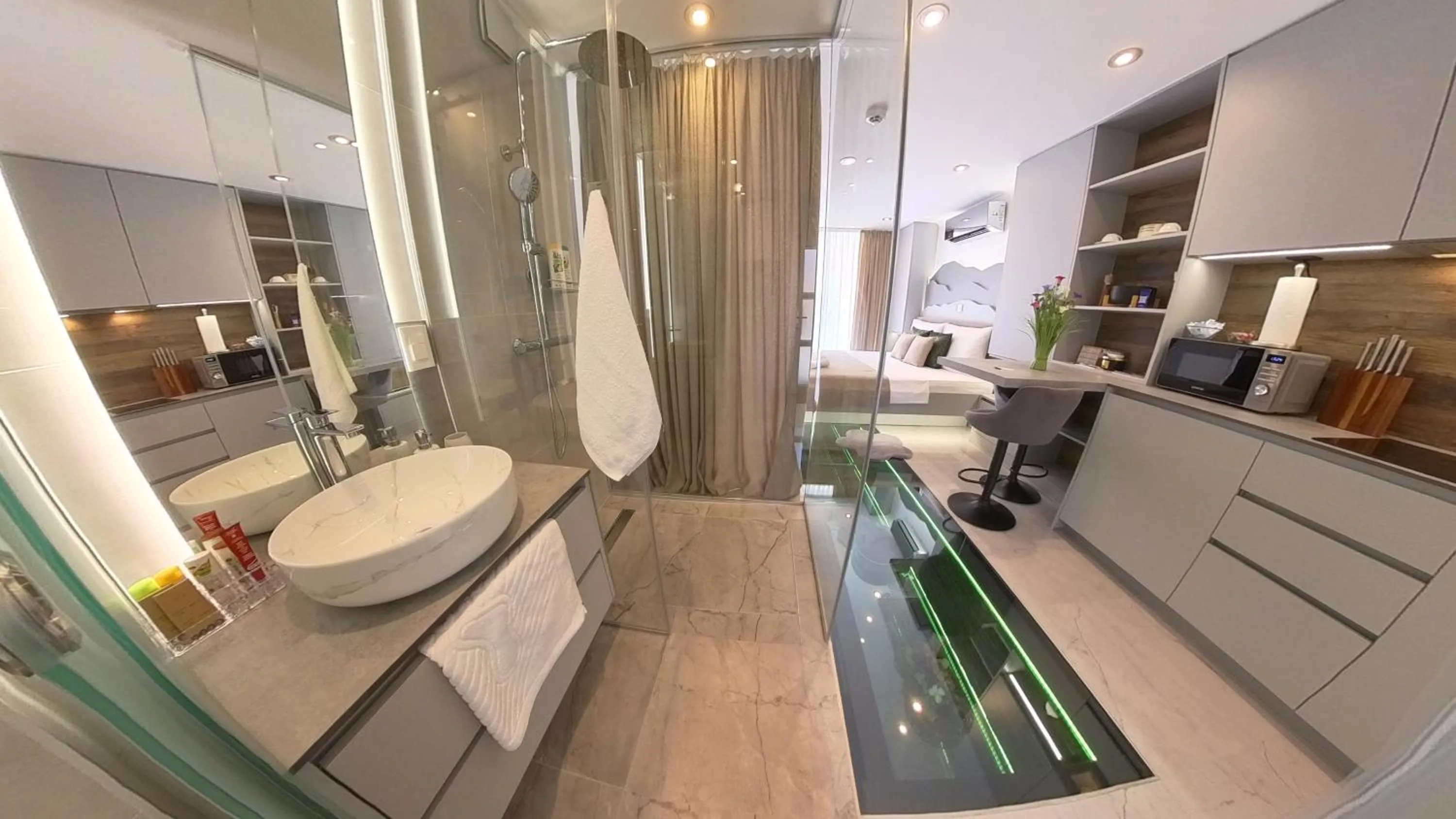 La Luna Petite Suite Deluxe Apartment with Pool & Jacuzzi, Bikes and Covered Parking