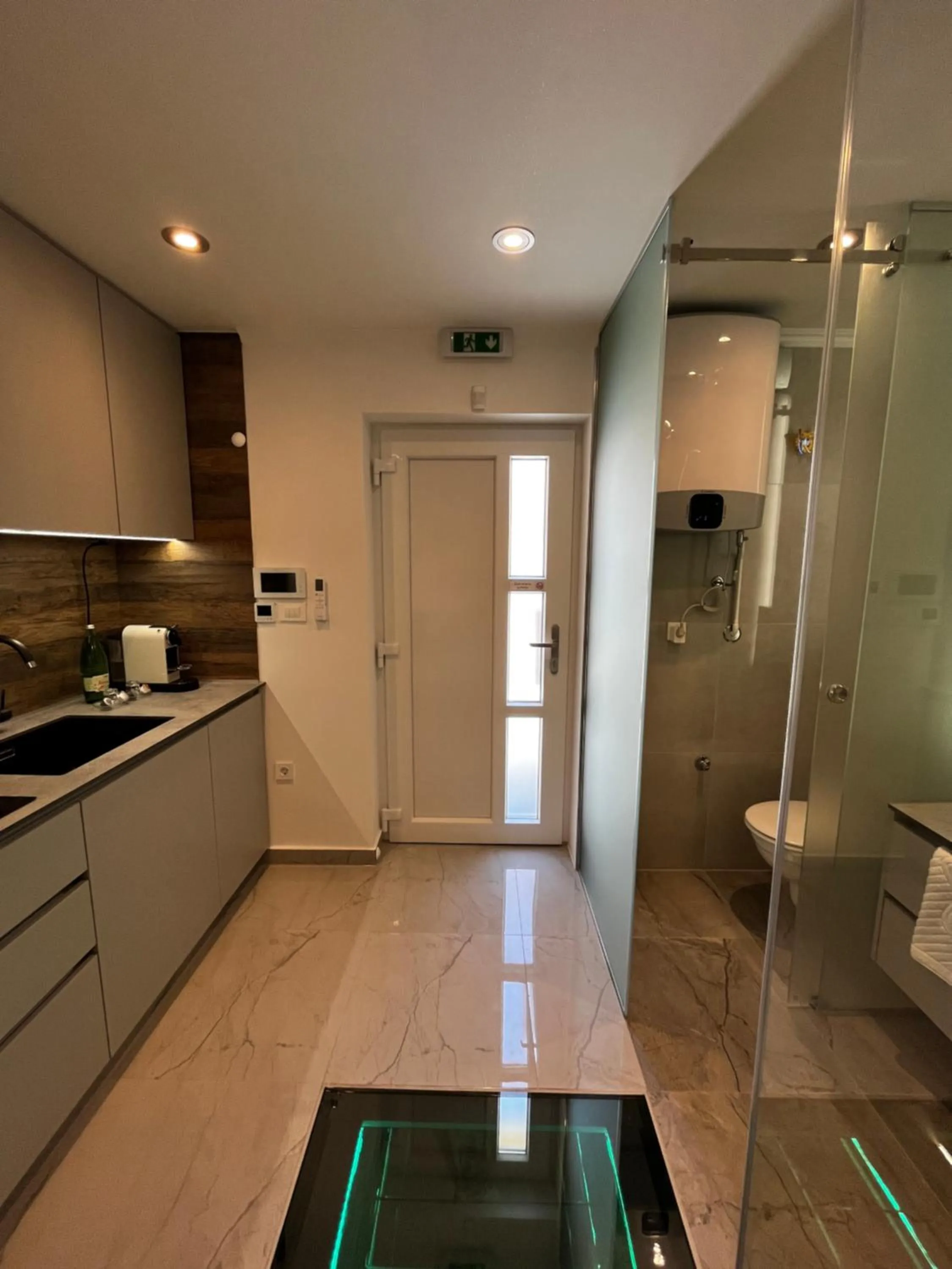 La Luna Petite Suite Deluxe Apartment with Pool & Jacuzzi, Bikes and Covered Parking