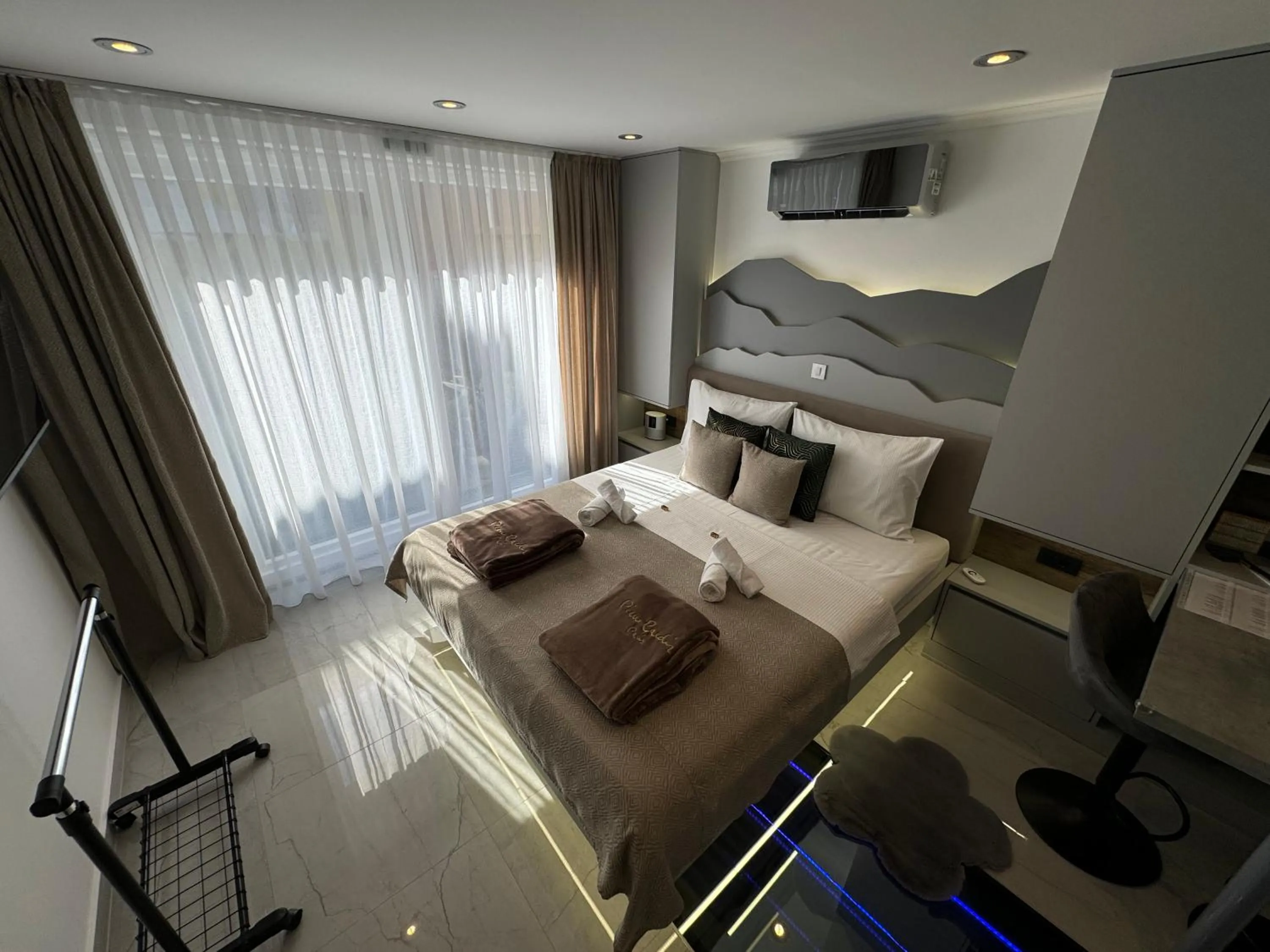 Bed in La Luna Petite Suite Deluxe Apartment with Pool & Jacuzzi, Bikes and Covered Parking