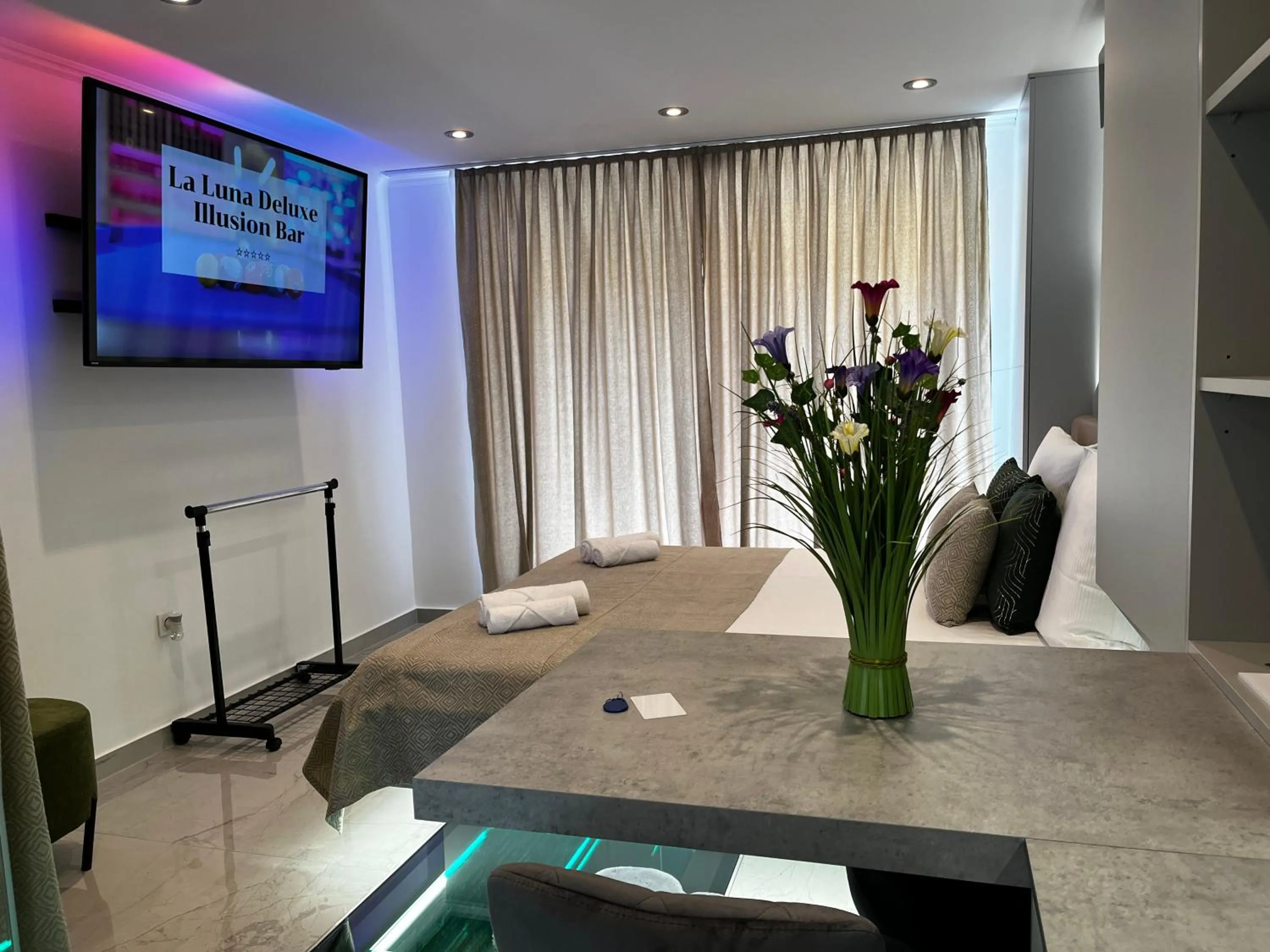 La Luna Petite Suite Deluxe Apartment with Pool & Jacuzzi, Bikes and Covered Parking