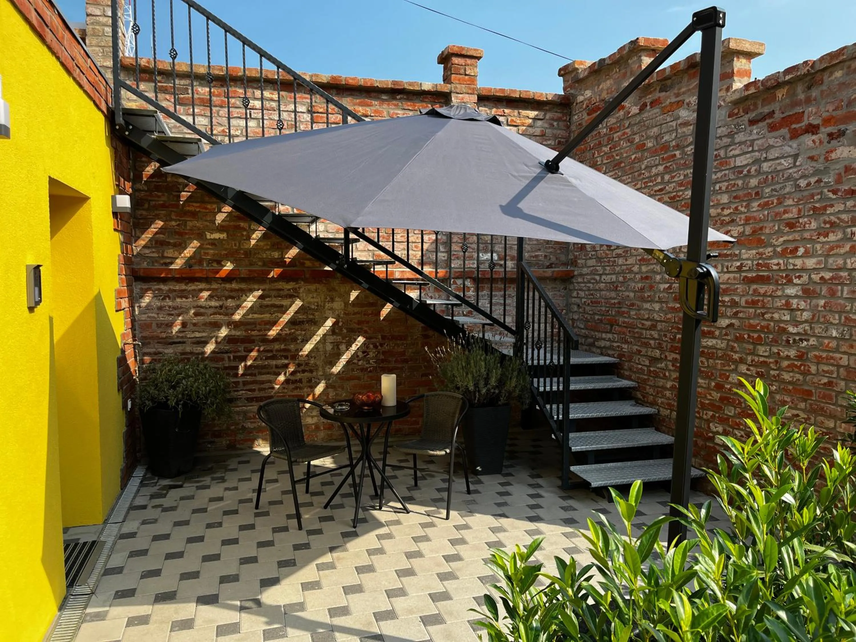 La Luna Petite Suite Deluxe Apartment with Pool & Jacuzzi, Bikes and Covered Parking