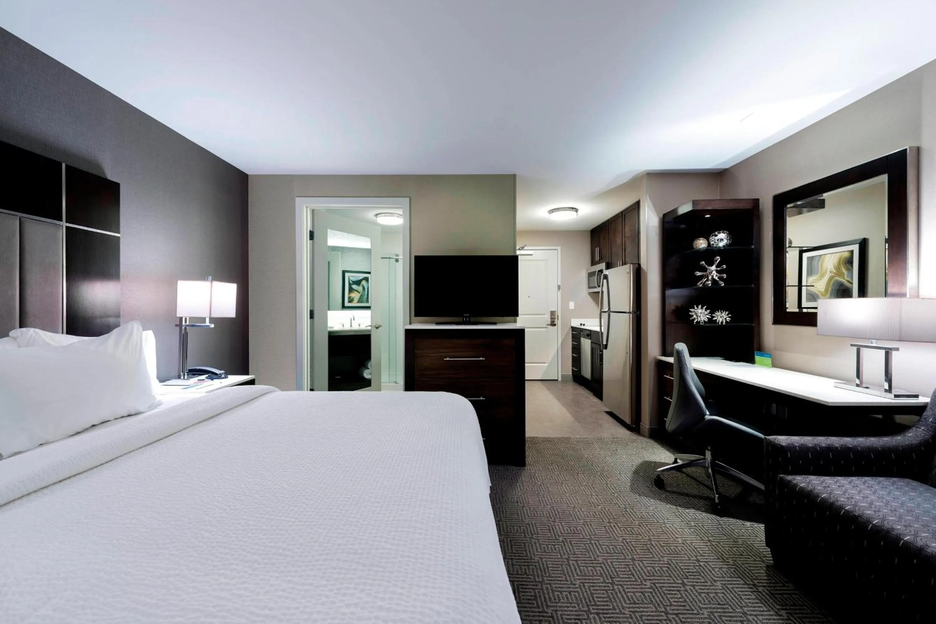 Photo of the whole room, Bed in TownePlace Suites by Marriott Boston Logan Airport/Chelsea