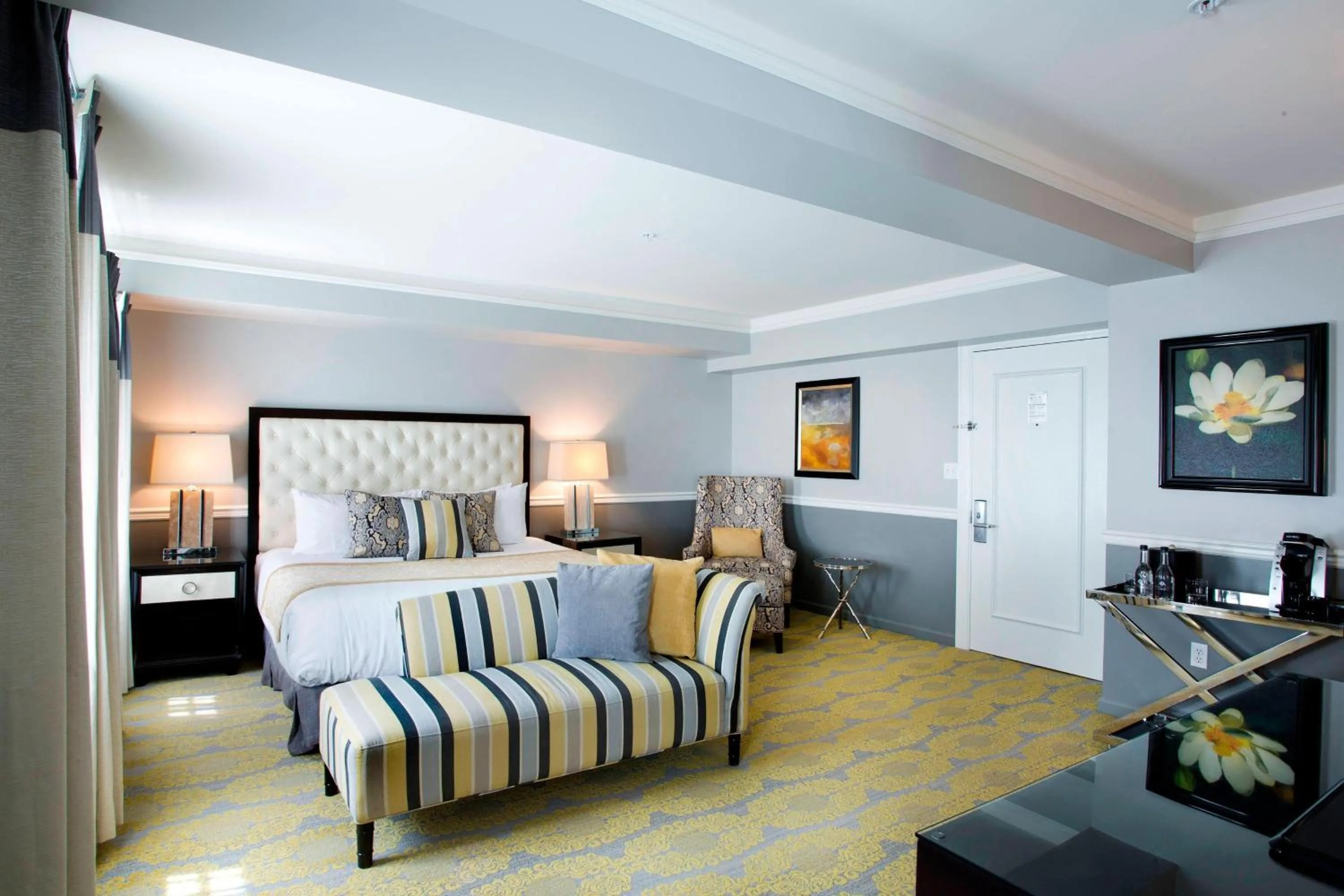 Photo of the whole room, Bed in Ambassador Hotel Tulsa, Autograph Collection