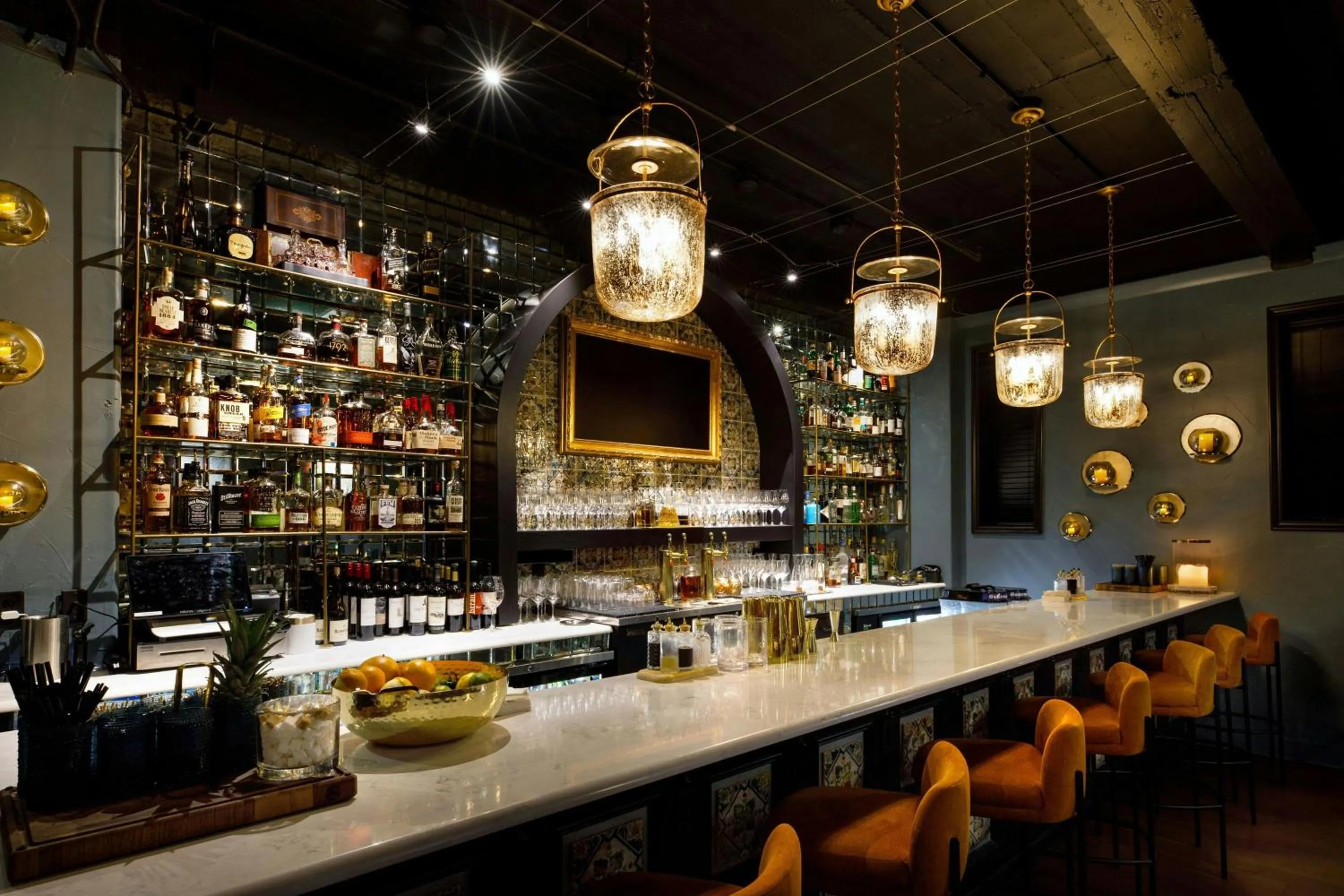 Lounge or bar in Ambassador Hotel Tulsa, Autograph Collection