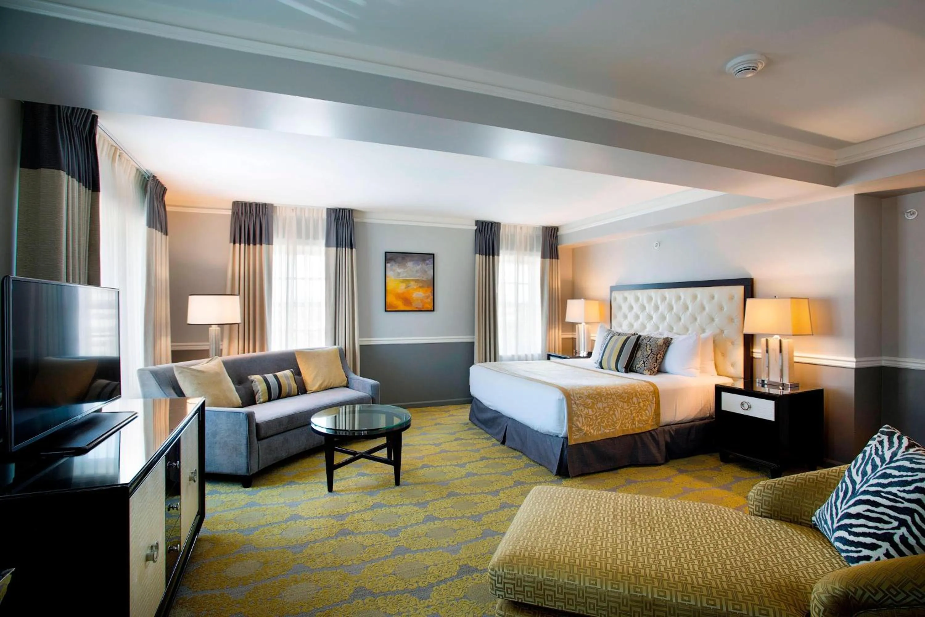 Photo of the whole room, Bed in Ambassador Hotel Tulsa, Autograph Collection