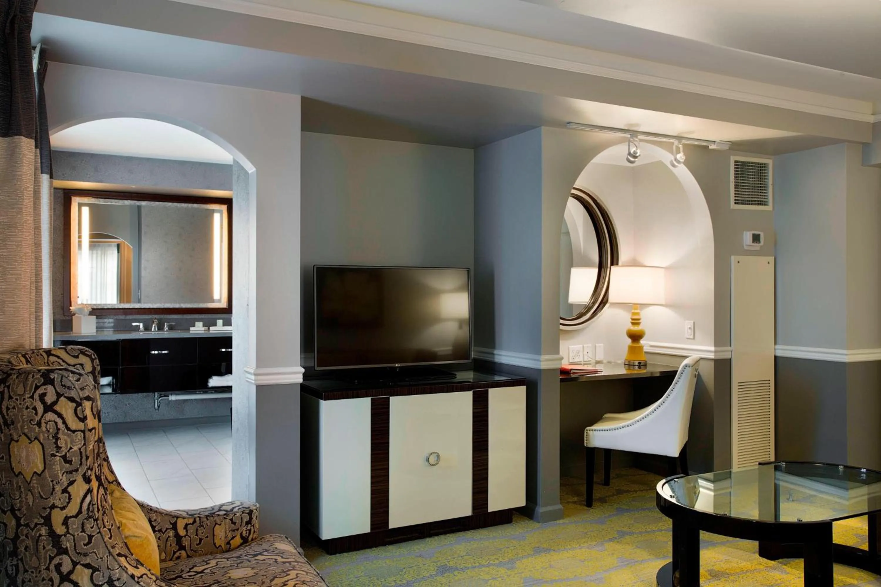 Living room in Ambassador Hotel Tulsa, Autograph Collection