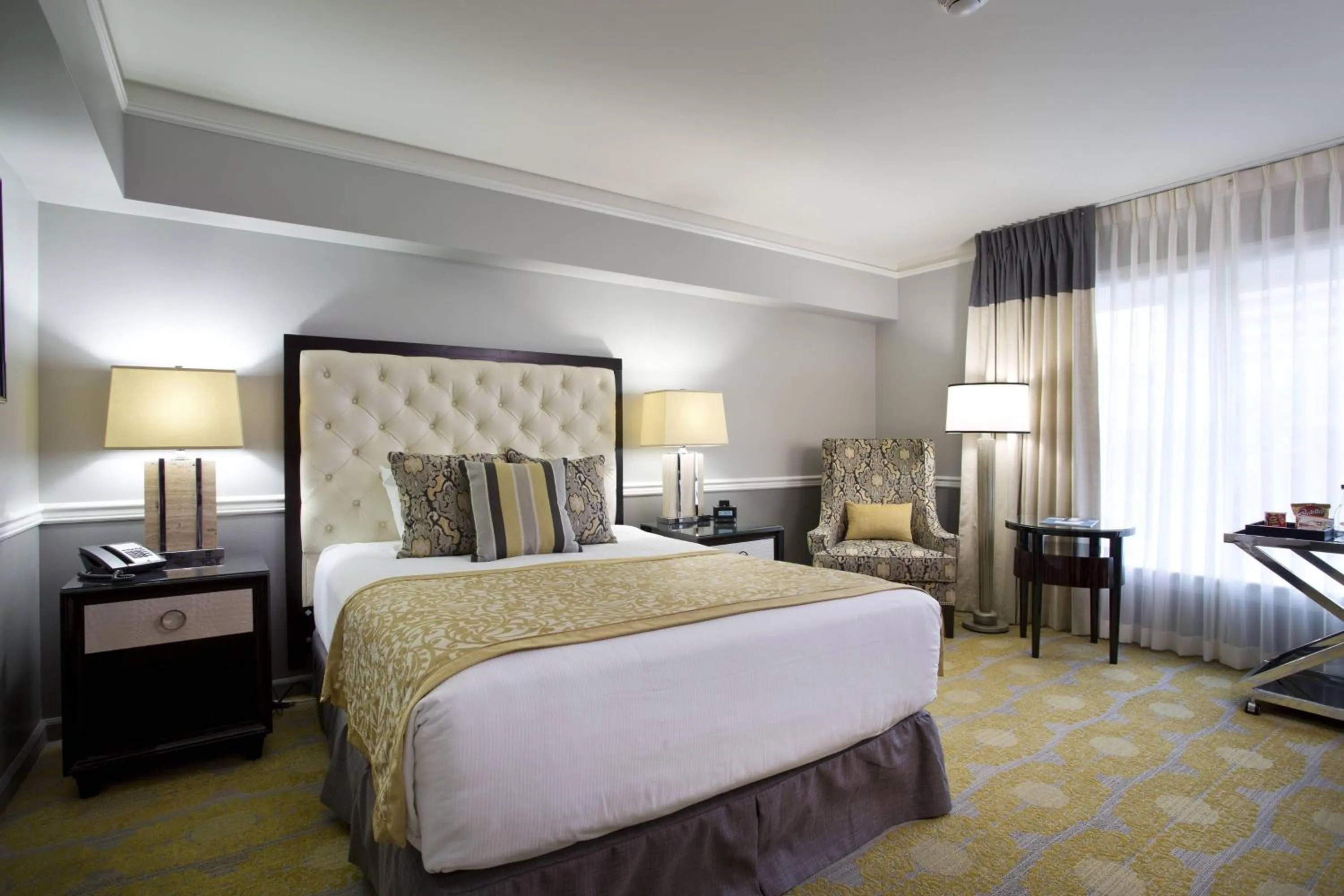 Photo of the whole room, Bed in Ambassador Hotel Tulsa, Autograph Collection