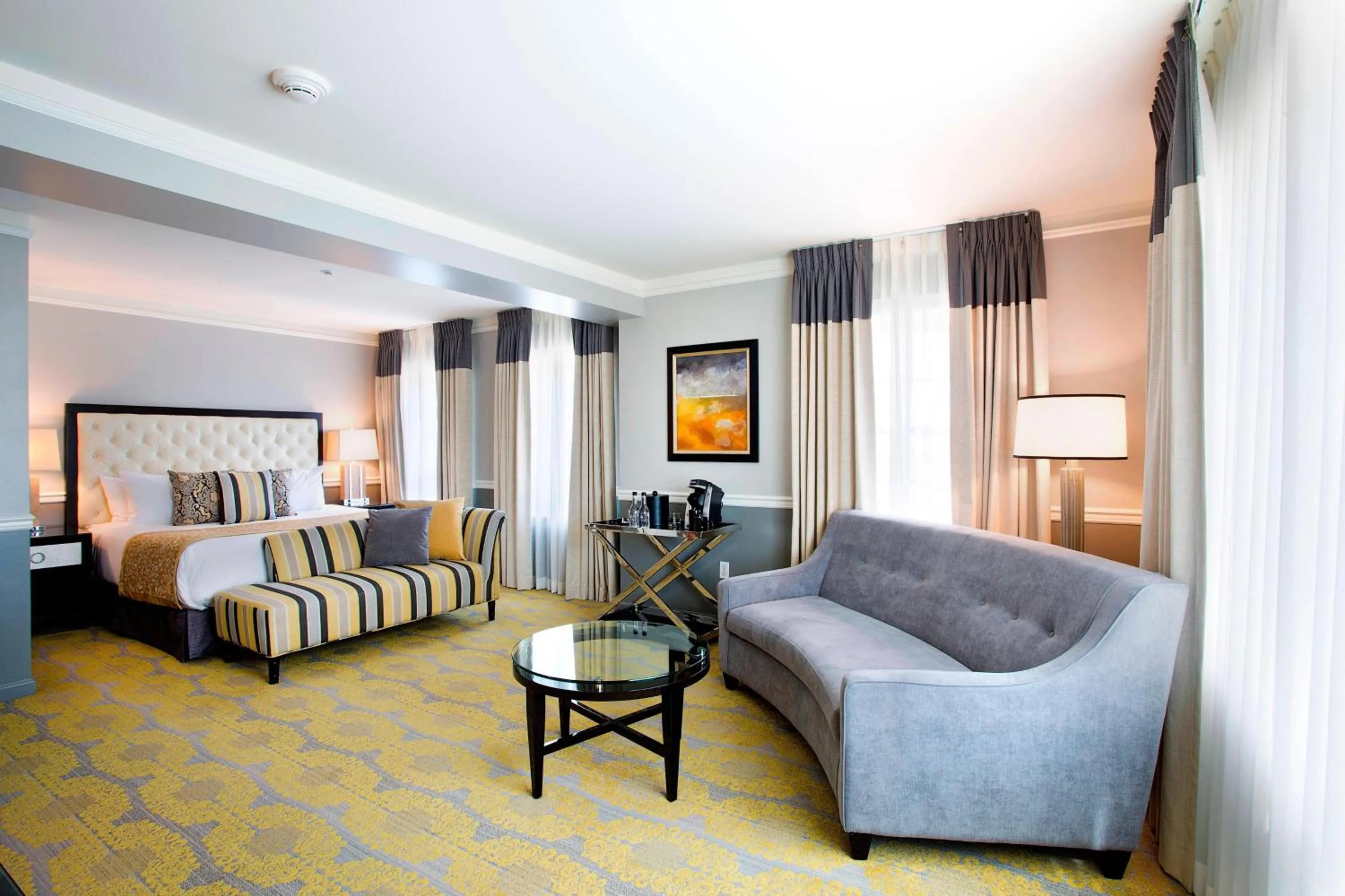 Photo of the whole room, Bed in Ambassador Hotel Tulsa, Autograph Collection